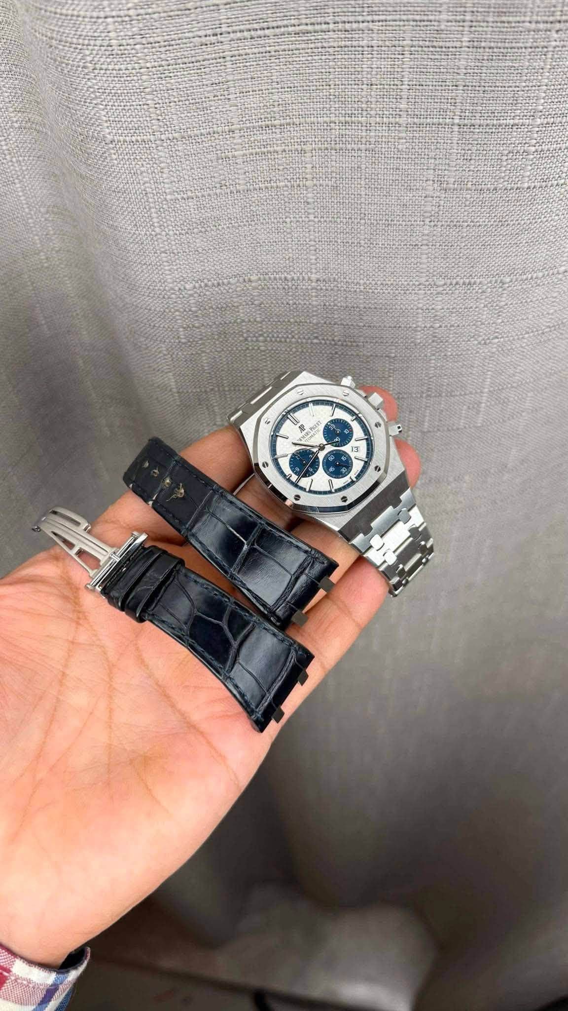 May be an image of wrist watch and text that says '今 B'