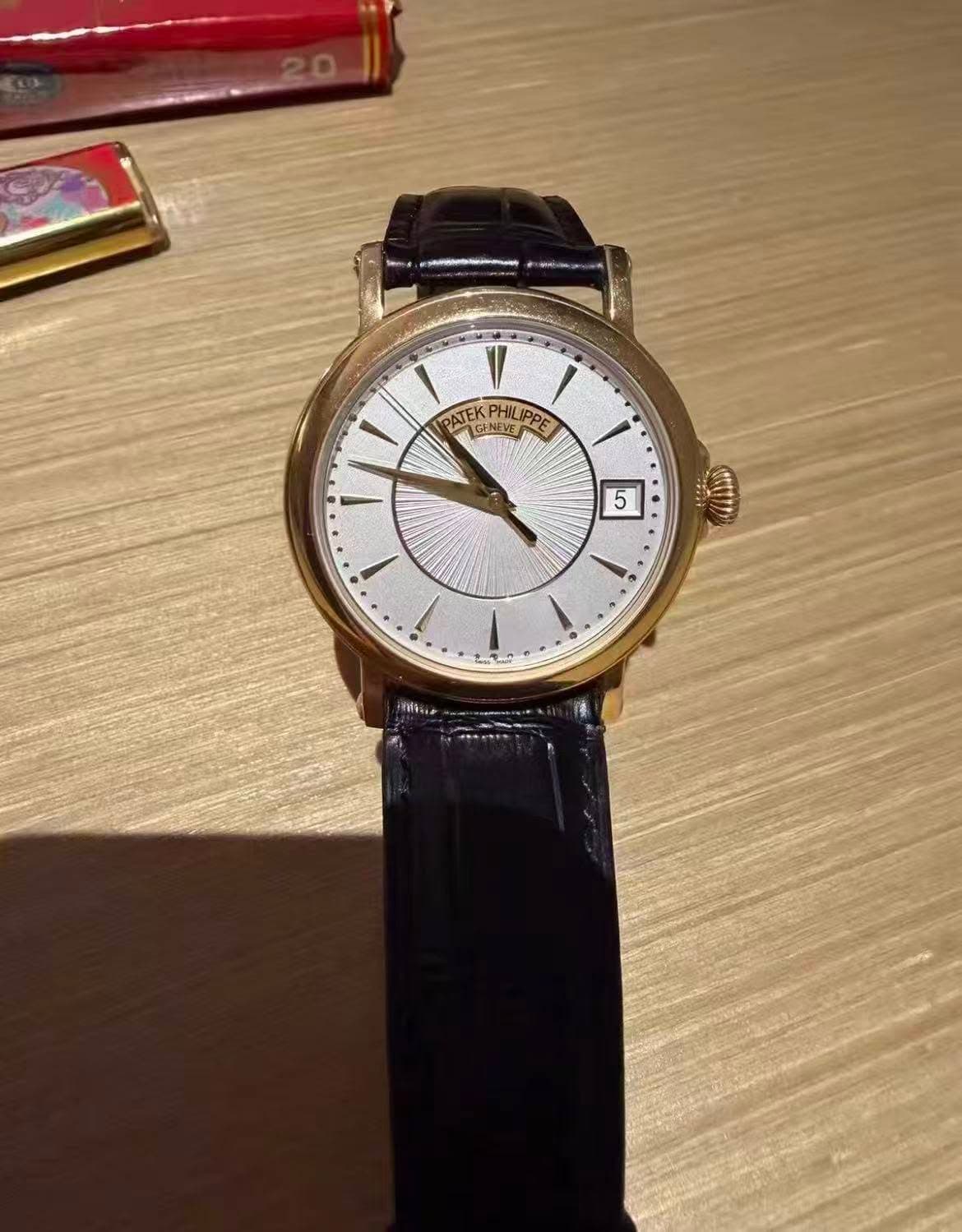 May be an image of wrist watch and text that says 'PΗUPE GFNEVE DATEK PATEKPHILIP NEVE PHILIPPE IPPE 1 5 1 1 شد EMRR VIE:'