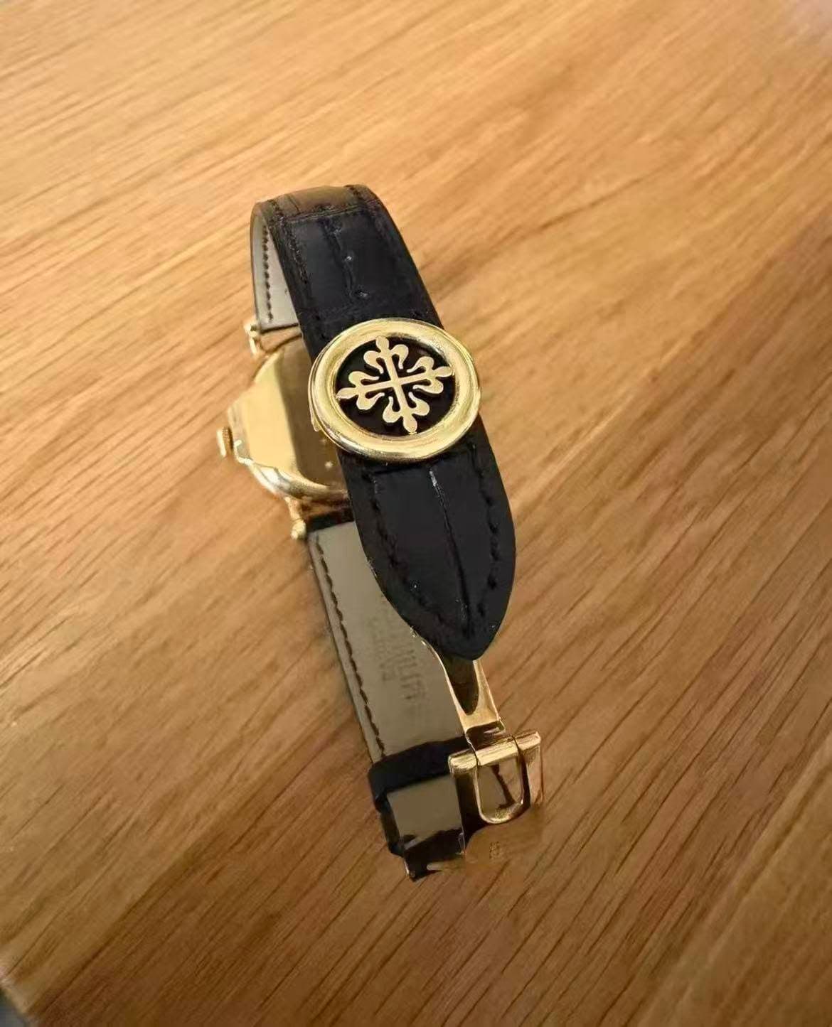 May be an image of leather, wrist watch and text that says '柴'