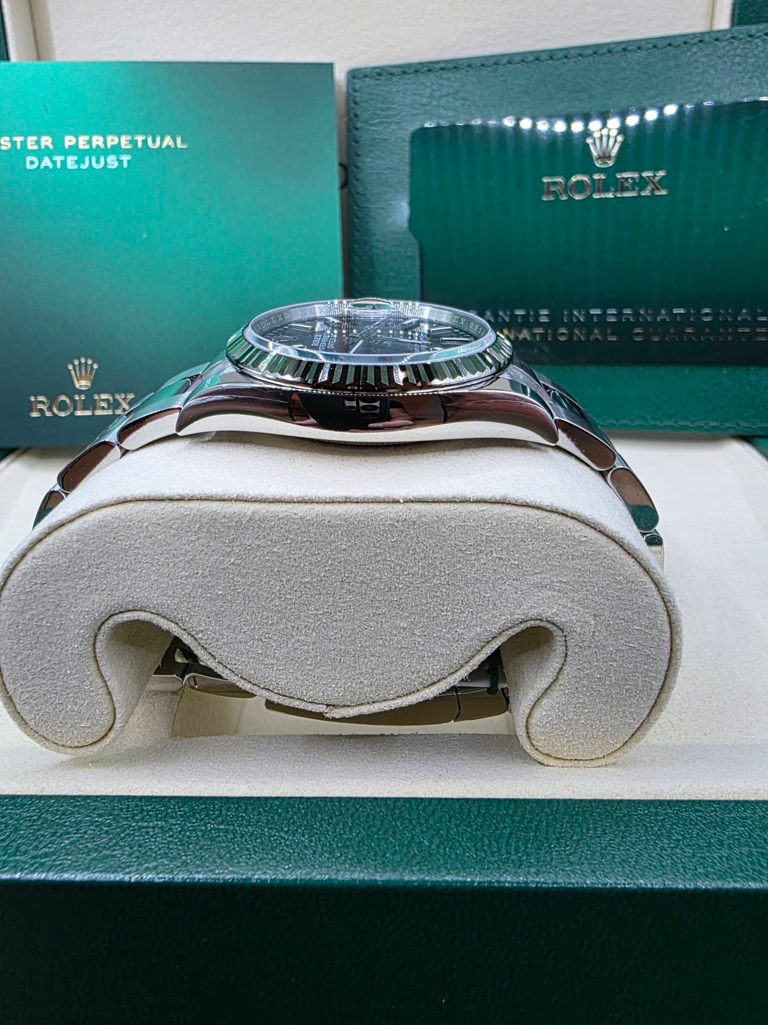 May be an image of wrist watch and text that says 'STER PERPETUAL DATEJUST aL و a'