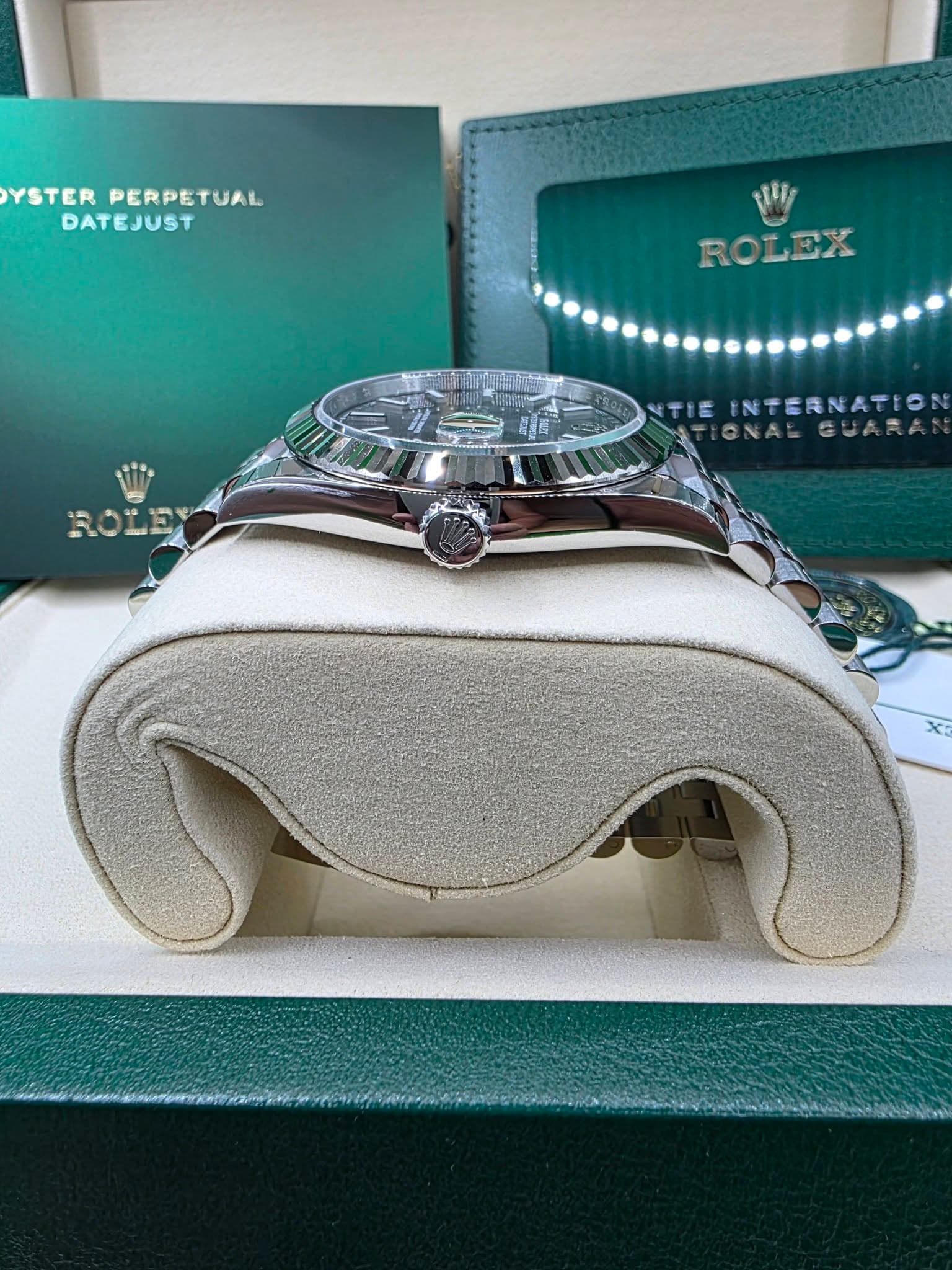 May be an image of wrist watch and text that says 'YSTERPERPETUAL YSTER PERPETUAL DATEJUST 車 ROLEX 33 - TIE INTERNATION ITIONAL ΘυΑΑΑ'