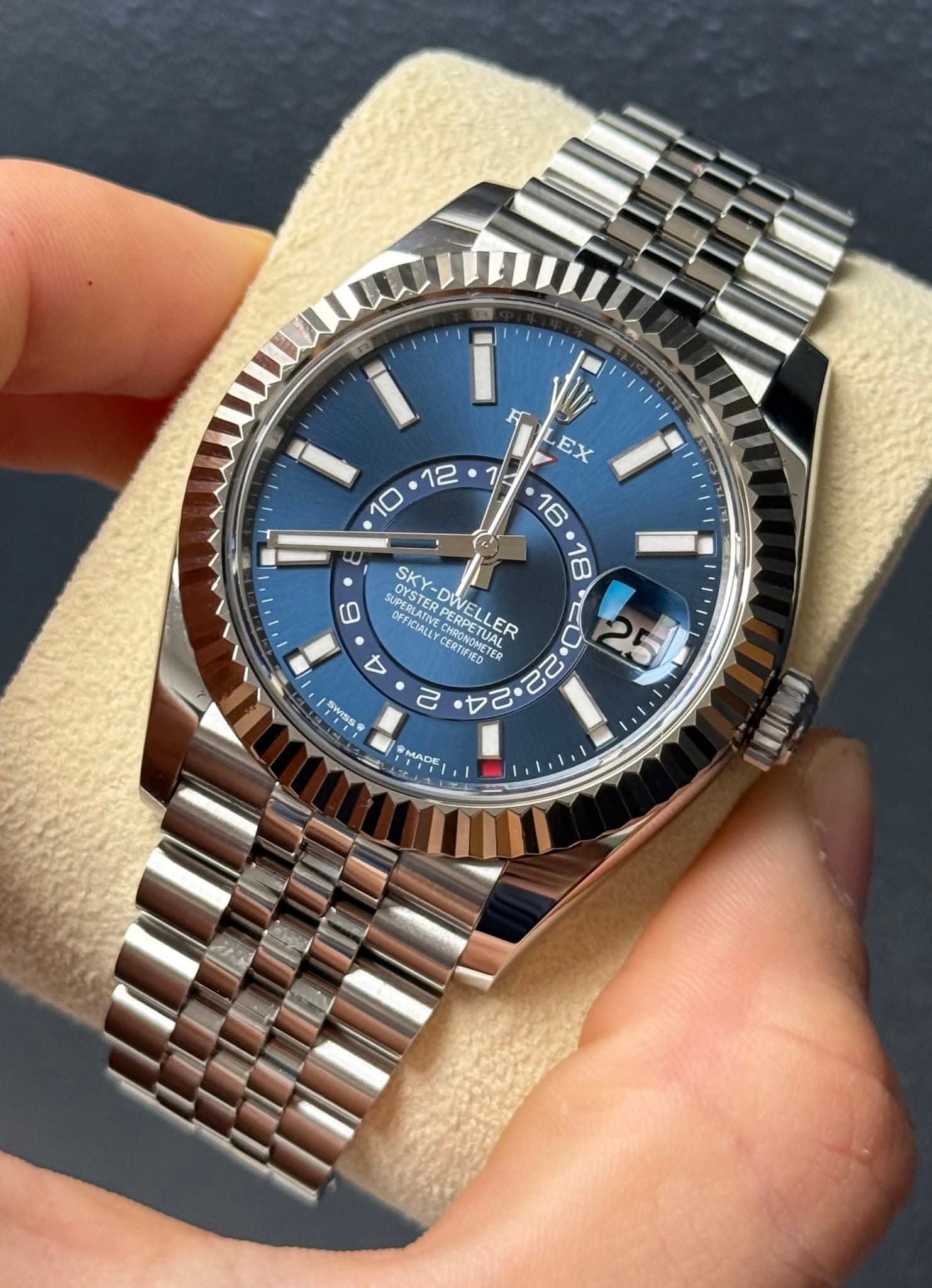 May be an image of wrist watch and text that says 'RR - ሀ EX OISTERPERCETUAR SUPSTER PEDELLER ERPETUAL HRONGAPAL OYSTE OVSTEDO SKY SUPERLATIVE OFFICIALLY OYSTERPE SKY-DWELLER…