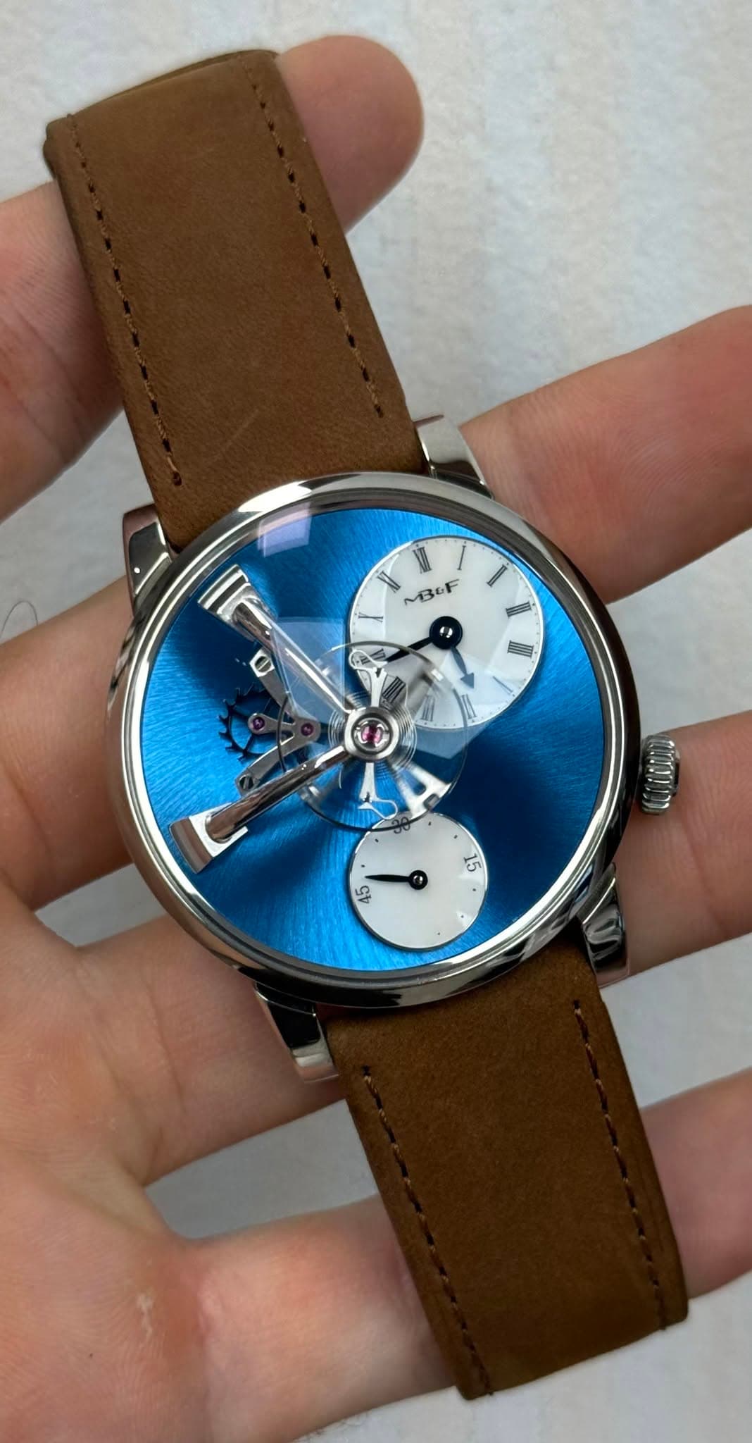 May be an image of wrist watch and text that says 'MBOF ESE 無 15 مرى'