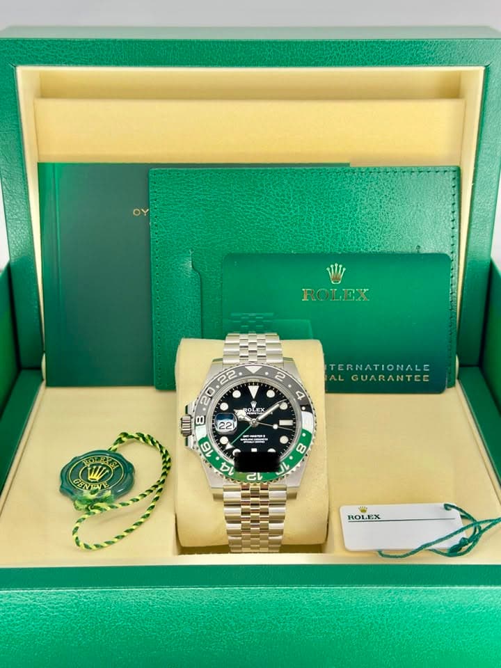 May be an image of wrist watch and text that says 'ROLEX 2 4 TERNATIONALE AL GUARANTEC KX ดู ー ا হরर W GEN CENEVE D VE 8 는 ិ ROLEX'
