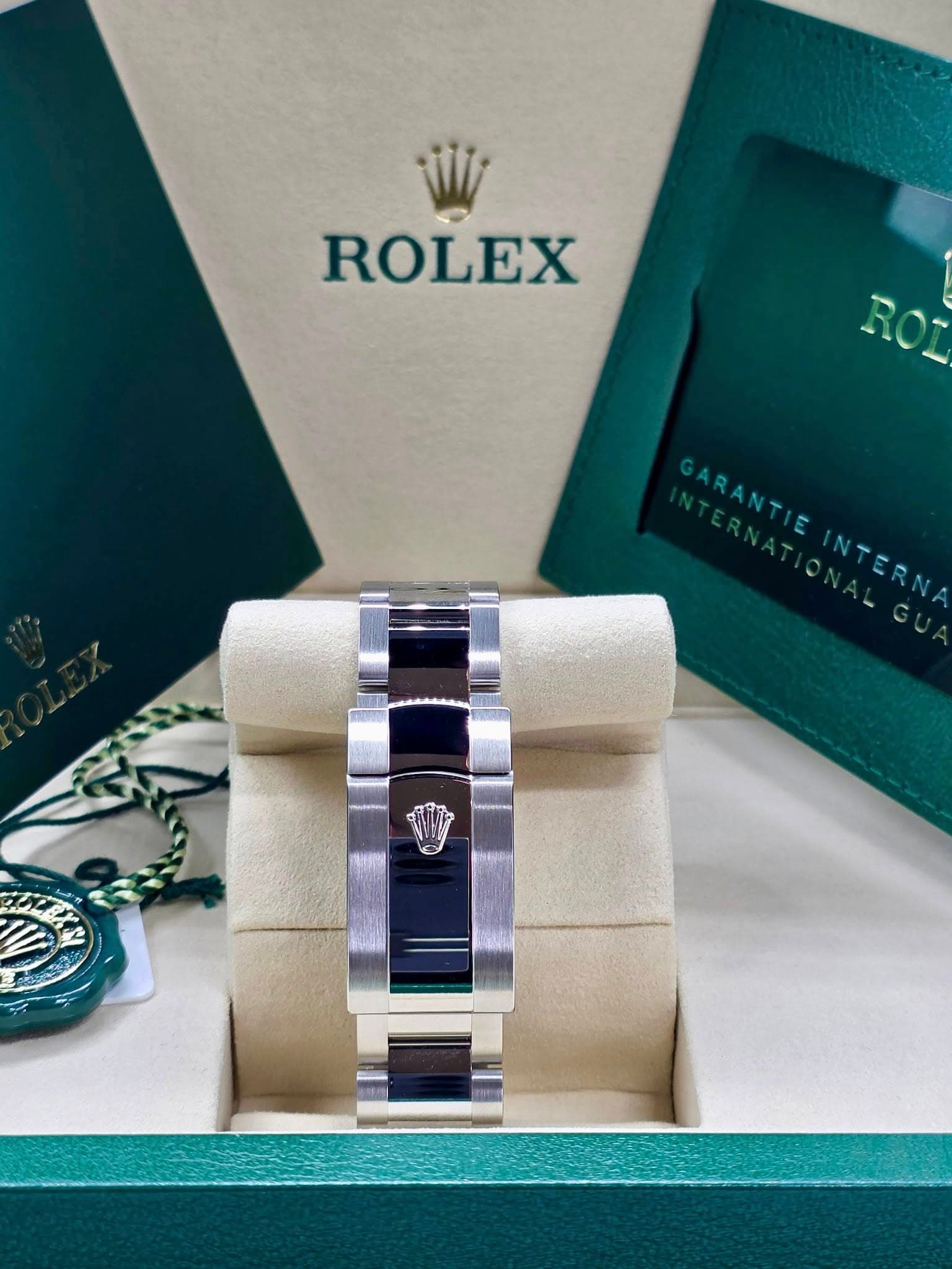 May be an image of wrist watch and text that says 'ROLEX'