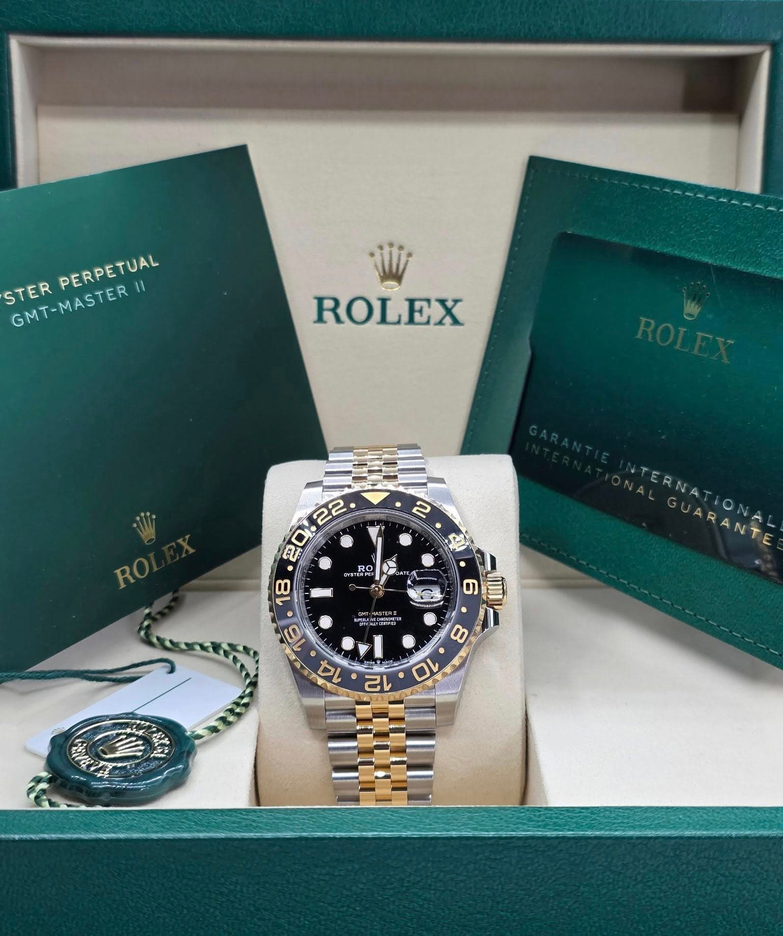 May be an image of wrist watch and text that says 'STER GMT-MASTERI PERPETUAL 11 ROLEX 2 RO R ー N م ۲) 0 CUII 8 12 10 ኢትቀገ/ዶ EX'