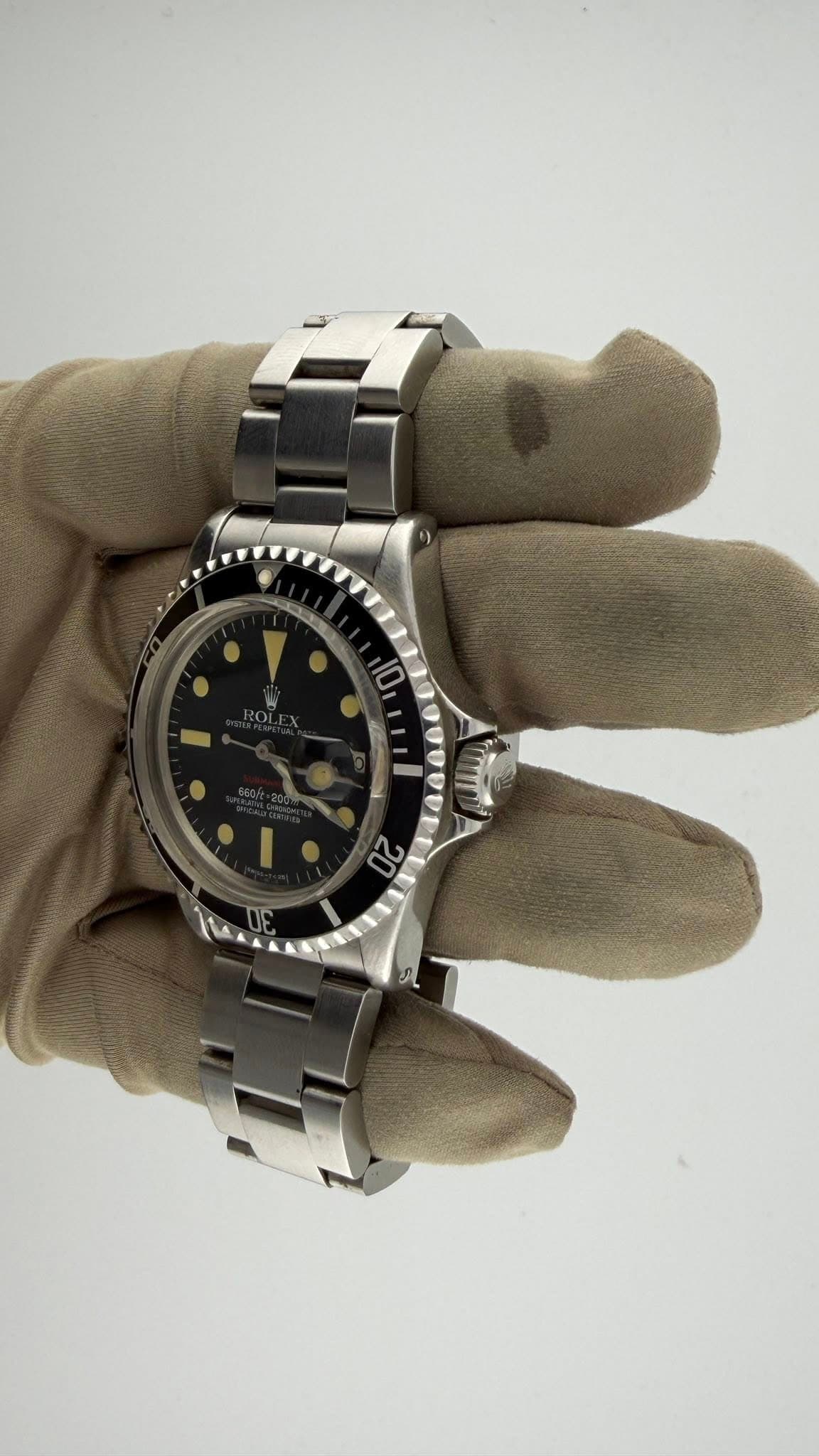 May be an image of wrist watch and text that says '10 DE'