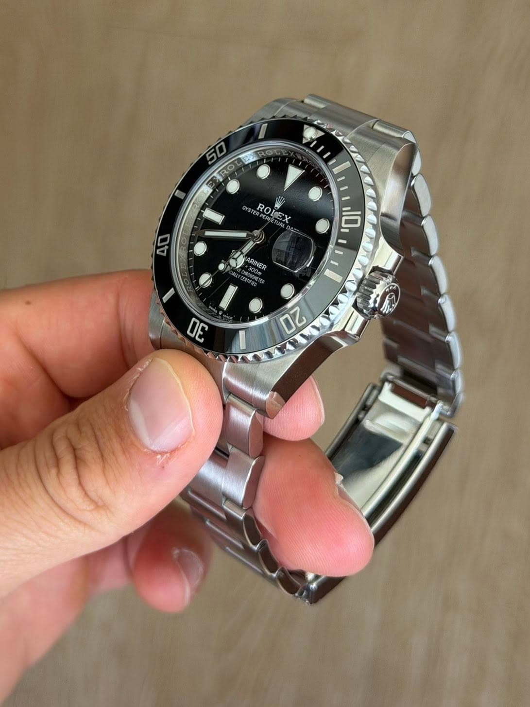 May be an image of wrist watch and text that says '50 E ንን R RO R R ROLEX 40 D 10 ARINER 30 20 X'
