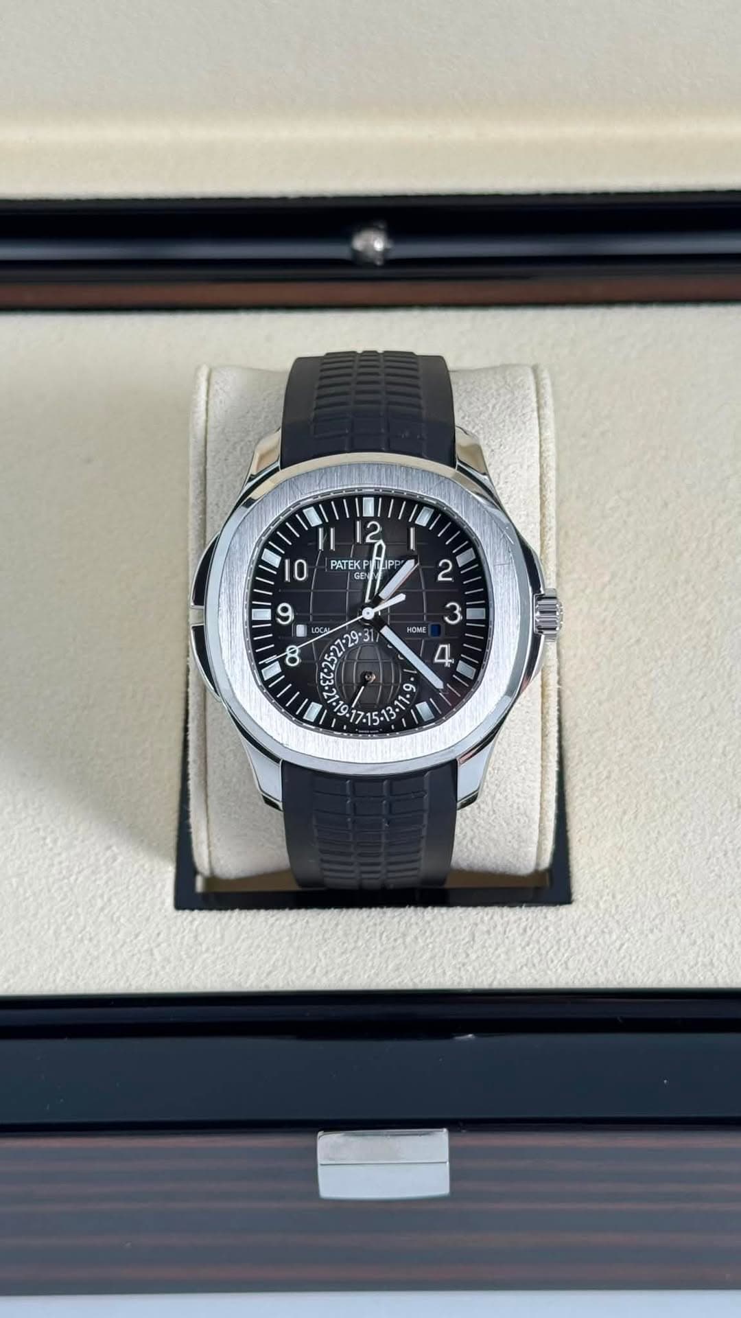 May be an image of wrist watch and text that says '12 PATEKP TLP T LIPP ထ 3i HONE HONE - ف CA'