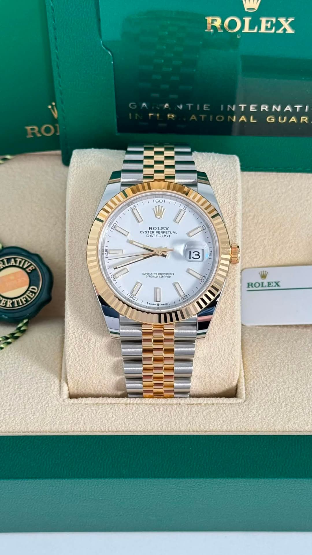 May be an image of wrist watch and text that says 'ROLEX NTERNATI NALGUAR IAL GUAR 1 1 GO 5 Sio1 ROLEX ERPERPET AL OLEX DATEJUS DATEJL TELTERPE ATEJUSY ובטב 수동 3 LATIVE ERTIFED…