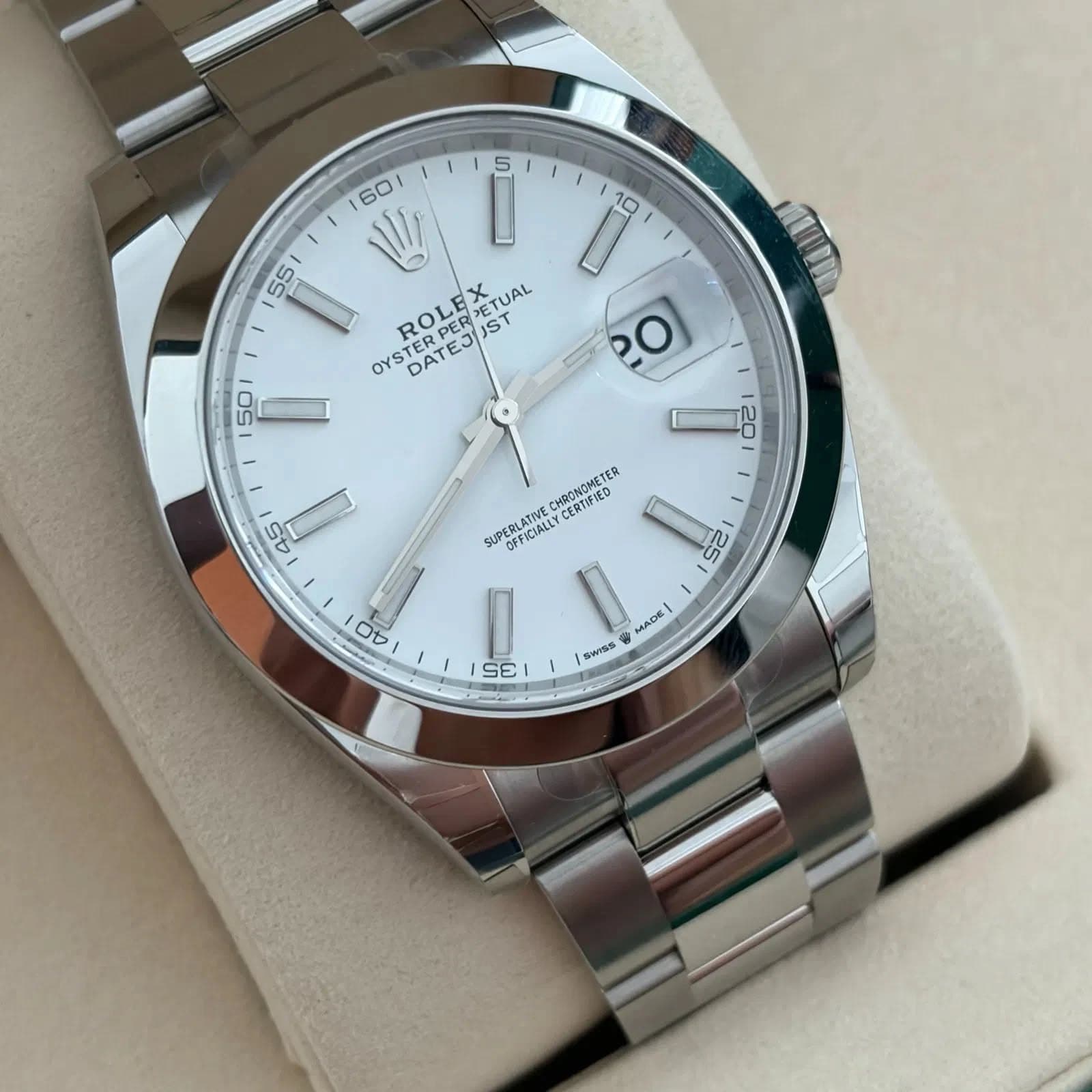 May be an image of wrist watch and text that says ' ROLE PERE TEJIJ EJ JST X ETUAL OYS OYSTER DATE 50 O 20 45 CHRONONETE CだだTが集り CE袋T纸 TER SUPERLAIVE OFFICIALLY 25 QL 40 MADE! SWSS…