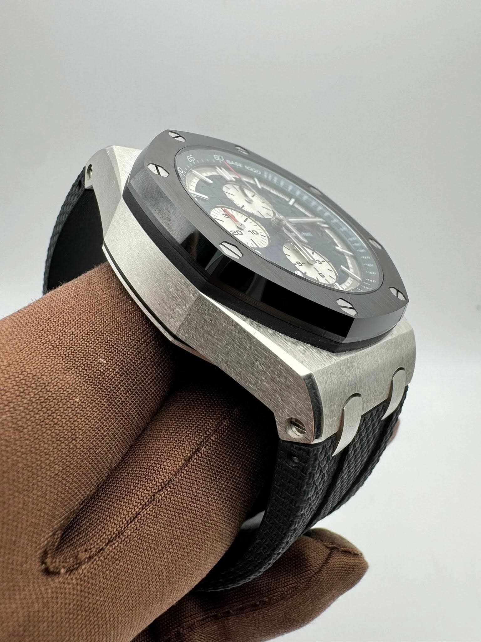 May be an image of digital watch and text that says 'لن ن M0 P 0 n'