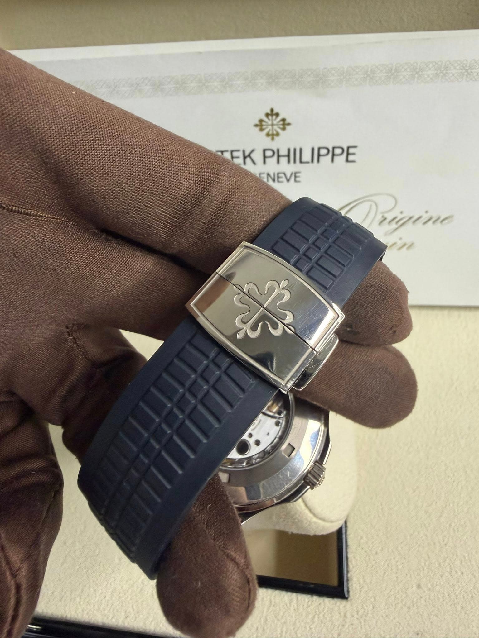 May be an image of wrist watch and text that says '樂 TEKPHILIPPE TEK PHILIPPE ENEVE Prigine'