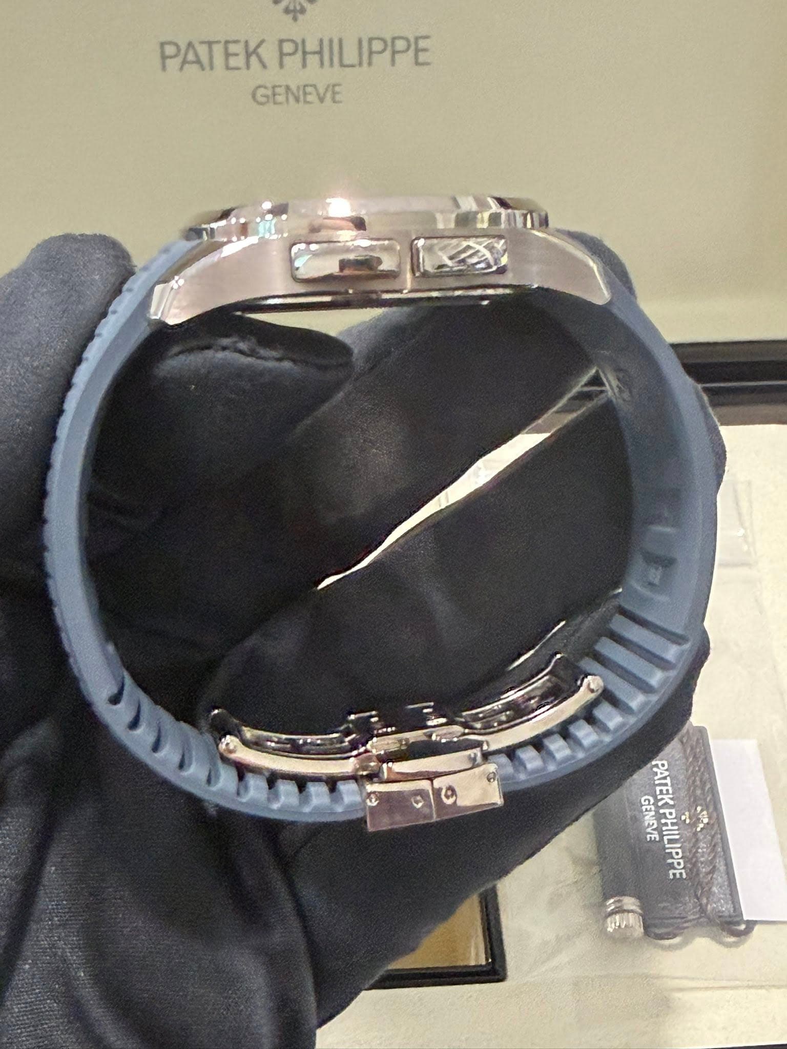 May be an image of wrist watch and text that says 'PATEK PHILIPPE GENEVE 나경기 GENEVE PATEKPHILIPPE PATEK PHILIPPE'