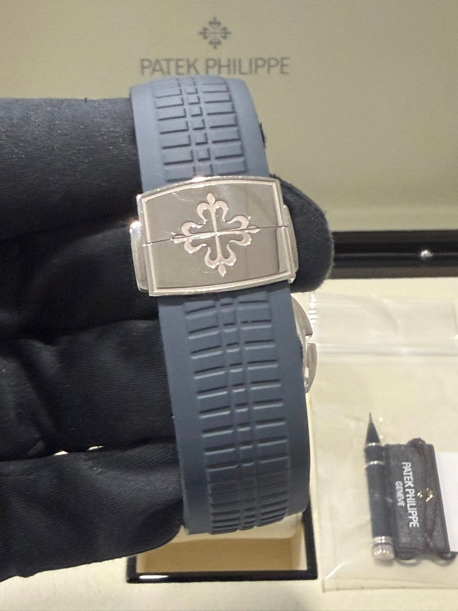 May be an image of wrist watch and text that says 'PATEK PATEKPHILIPPE PHILIPPE 米 ကည်'