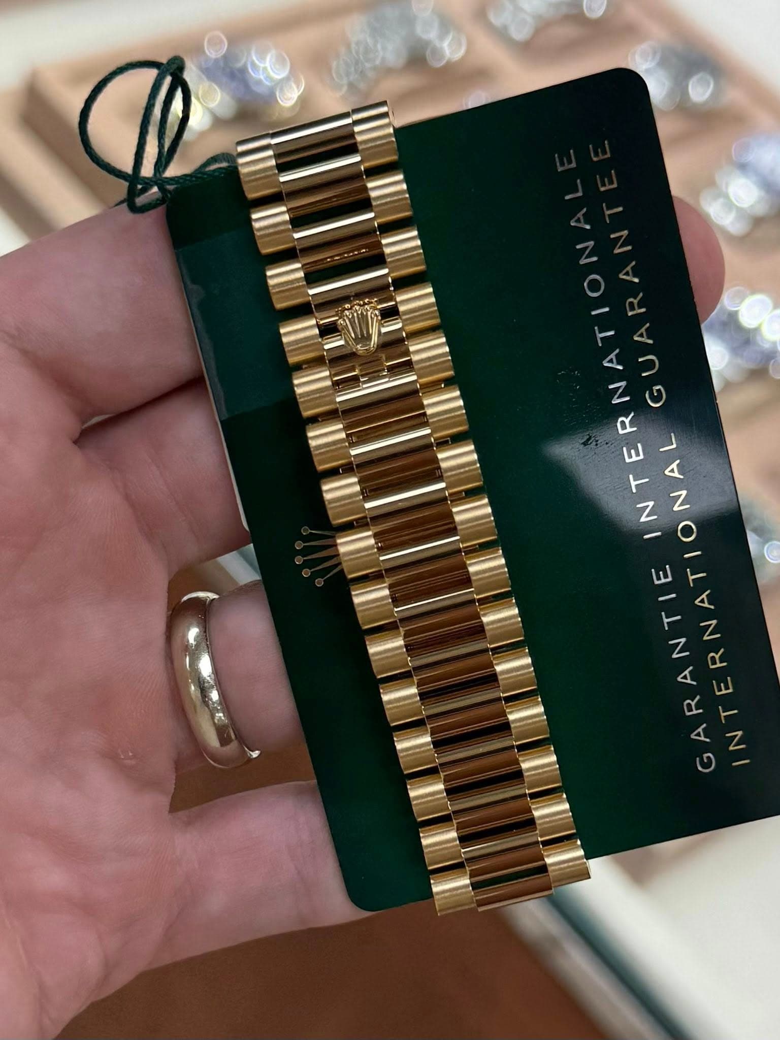 May be an image of jewelry, wrist watch and text that says 'INTERNA GARANTIE GA TERNATIONA A A N INTERNA IN'