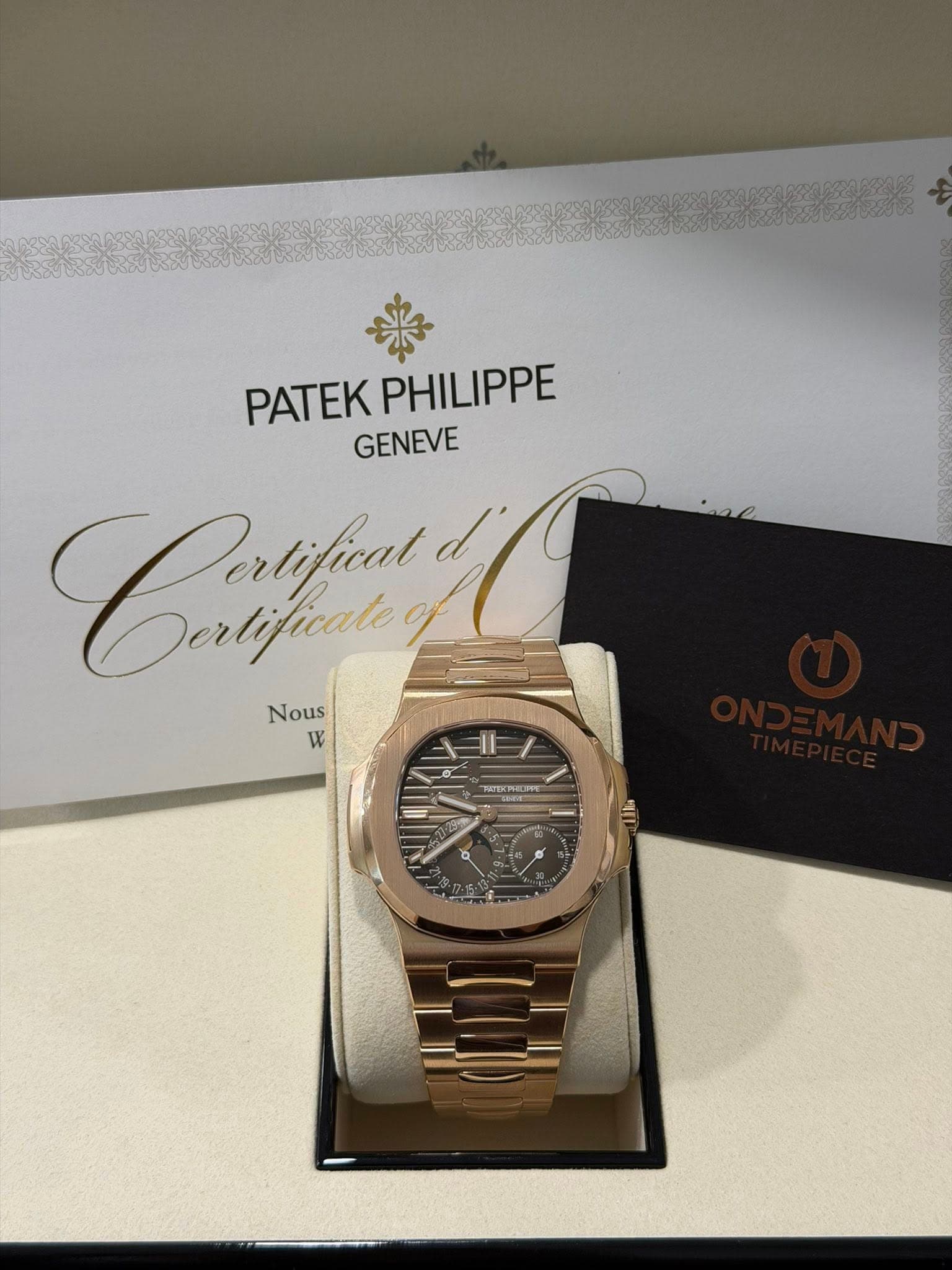 May be an image of wrist watch and text that says 'PΑTΕΚ PATEKPHILIPPE PHILIPPE GENEVE фи d' Derlificale Nous W TATEKT NOECRICIN is'