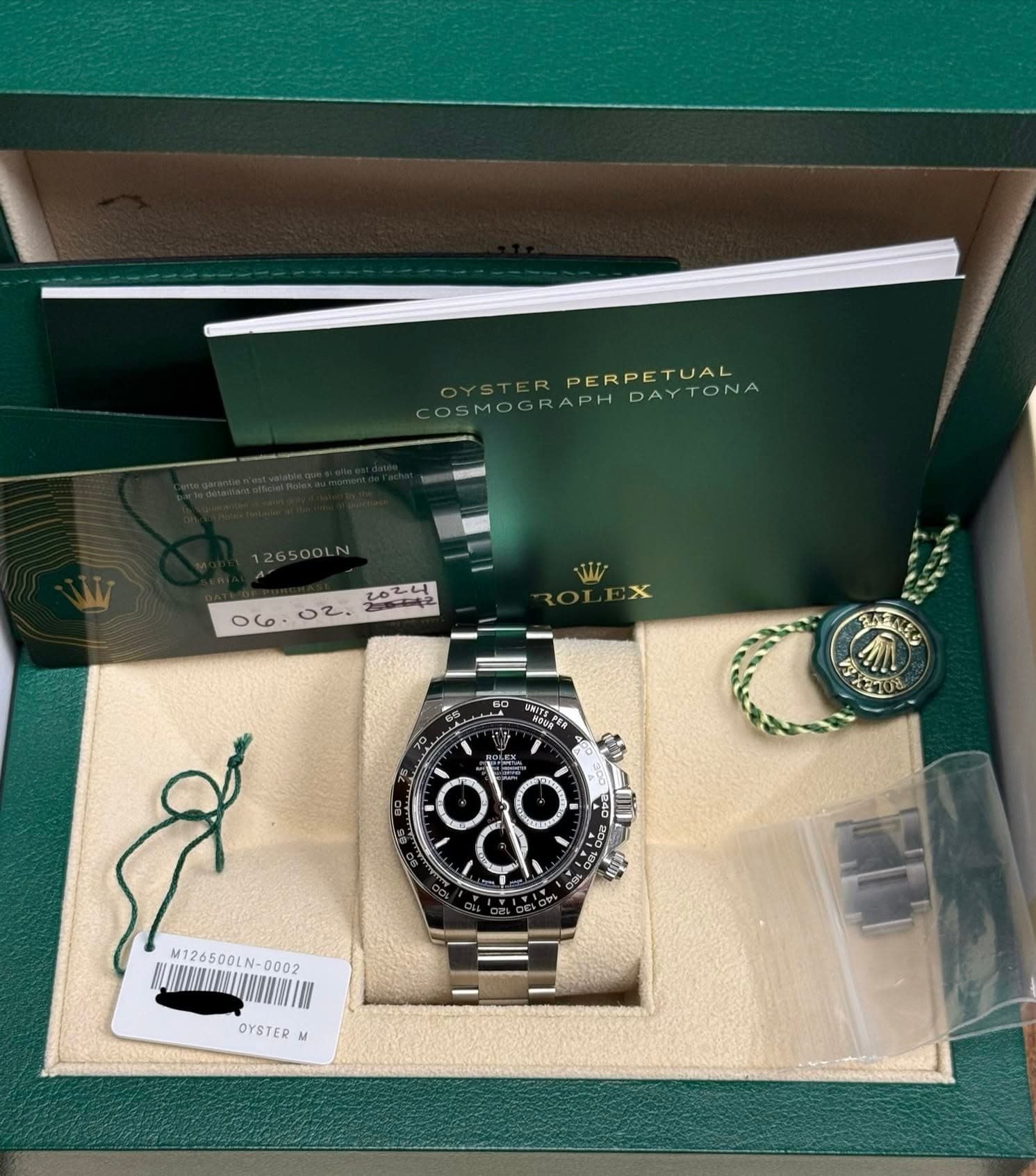 May be an image of wrist watch and text that says 'R PERPE PERPETUAL A COSMOGRAPHDAY OSMOGRAH OMOGRAPHDAYTONA MOGRAP RAPH DAY TONA 26500LN 20.00 مه 02. بماةمة 2552 W KEN NEDE 0…