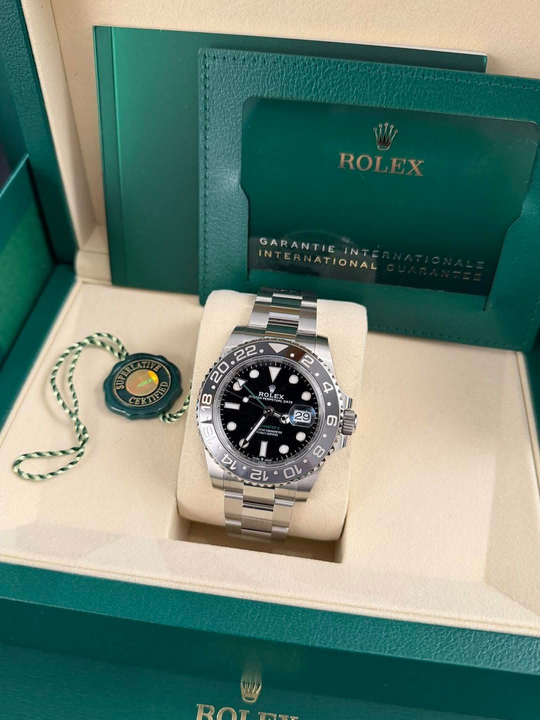 May be an image of wrist watch and text that says 'Wi ROLEX GARANTIE NTERNATIONAL INTE INT 22 20 ی 8 2 UPERLA ERTIFE ROLEX मबस ROLE 4 D ት 9 ro 1터령및 C רינה O'