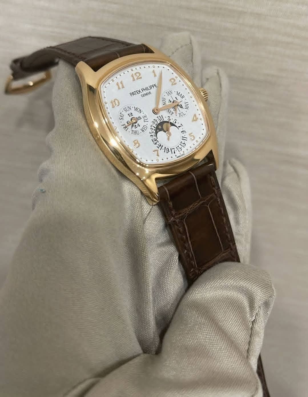 May be an image of wrist watch and text that says 'q 12 11 PATEKPHILIPPE LIPPE PATEK GIENEVE 10 ل۸ I AAIN 10 19-17 ኢሃካነ7ኤለሪ! 19.1715 ذ م 611-9 6'