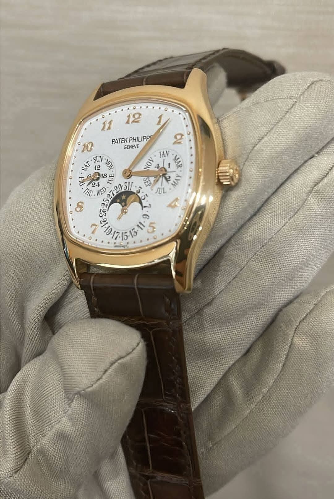 May be an image of wrist watch and text that says '12 ဓ 11 1 PATEK PATEKPHИU PATEKPHILIPP PHILIPP GENEVE C JAN MAP NOV MAY Л 10 SAT 12 ED M 18A171515115 15-15-11 S'