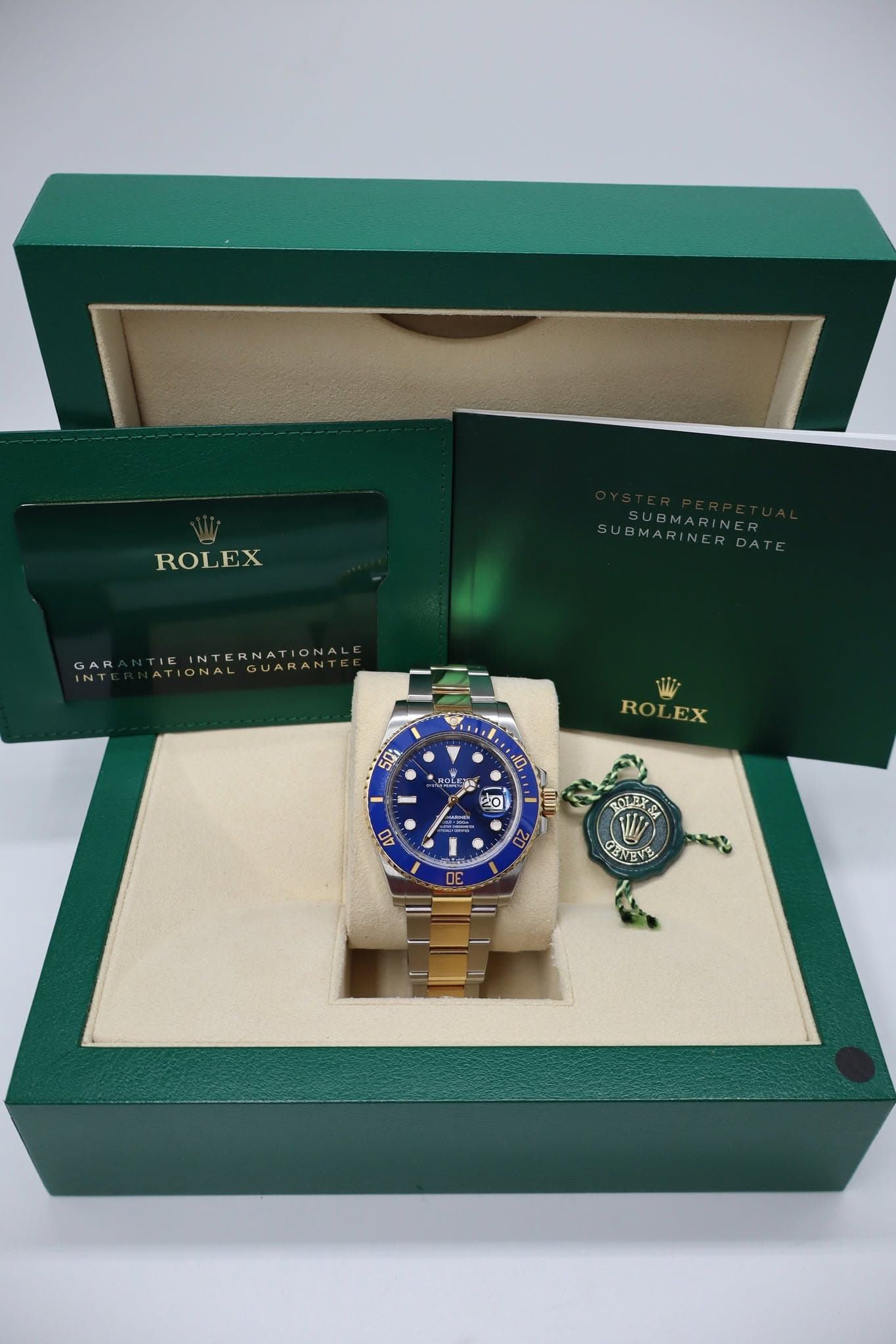 May be an image of wrist watch and text that says 'ROLEX ROL GAR SUBMARINER SUBMARINERDATE SUBMAR INERDATE IEINTERNATIONAL RNATIONAL TIONALGUARAN EINTEGUARANT TIONAL GUARA ម្រ…