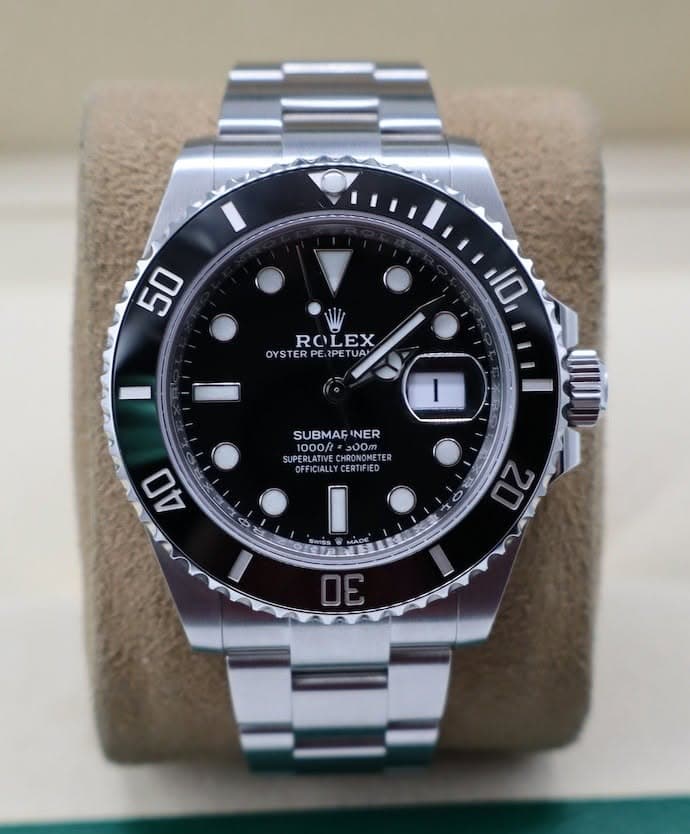 May be an image of wrist watch and text that says '50 ROLEX OYSTER PE RPE PET E. TUAN ΣΑ 10 I SUBMAF SUBMARINER NER 1000/ 1100 лe TER SUPE SUPERLATI OFFI CERTE ULI 40 お 20 O 0…