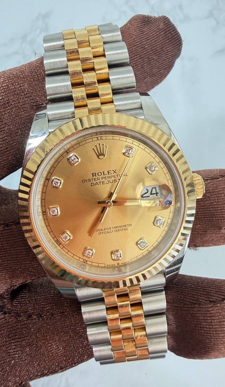 May be an image of wrist watch and text that says 'W ROLEX PERPETY OYSTE STER DATEJUS OYSTATEJUS DAT S 24 PERLATNECROYONETER OFFK CHRONCMETER PEPLATIVE OFFICIALLY.CERTIFIED…