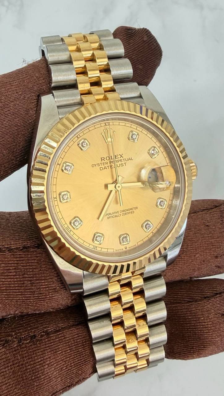 May be an image of wrist watch and text that says 'XILI ROLE YSTERPERPETUAL ERPETUA TUAL EX OYST OYSTERP OYSTERESJUST DATE UST C II OFFICIALLY CERTIFIED CHRONOMETER CIMEINCTER TER…