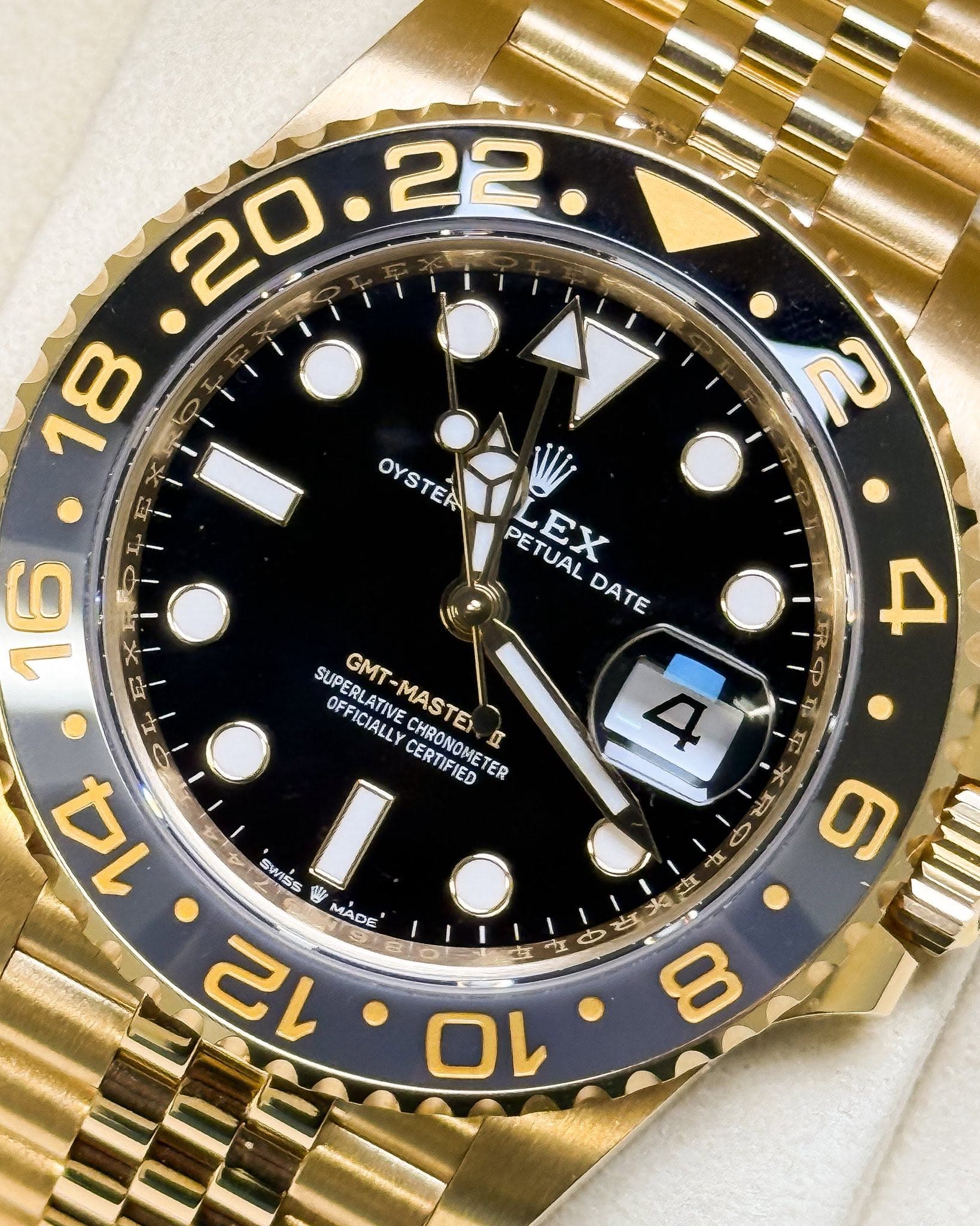 May be an image of wrist watch and text that says ' בח 16 E OFFICIALL SUPERLATIVE GMT-MASTE CERTIFIED CHRONOMETER 4 OYSTER LEX W PETUAL EX DATE A لنطح መ ۵ tx 極国 وطے 1 8 SWSS…