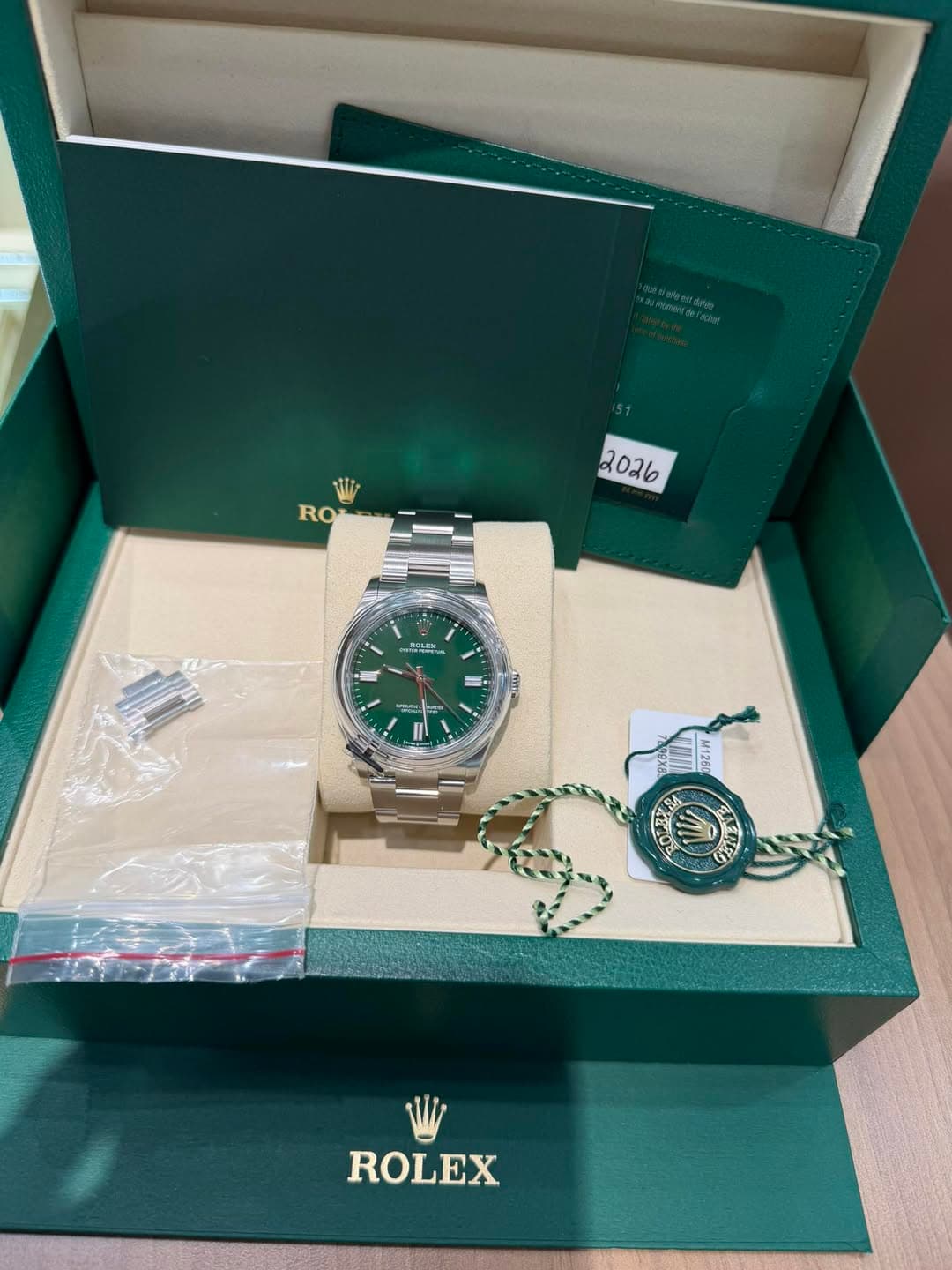 May be an image of wrist watch and text that says 'V1 RO NO n EW M128 OLEZ サル ROLEX'