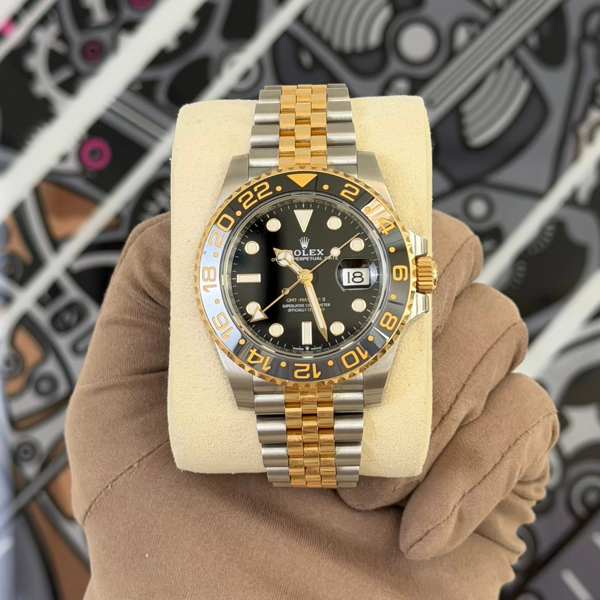 May be an image of wrist watch and text that says 'に OL OLEX ETU I L E STT EX EX • D 14 18 T-MA SPERADNR SRCAIY 남겨요 6 பரர் 8 12 10'