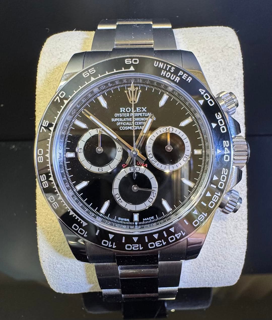 May be an image of wrist watch and text that says '60 65 wHTKи 70 75 RO ROLEX LEX OYSTER OYSTERPERPE ERPETUAL SUPERLATIVE PEOTIS CHRONOM CEFICIALL OFFICIALL1 CERTIF COSMOGRAY…