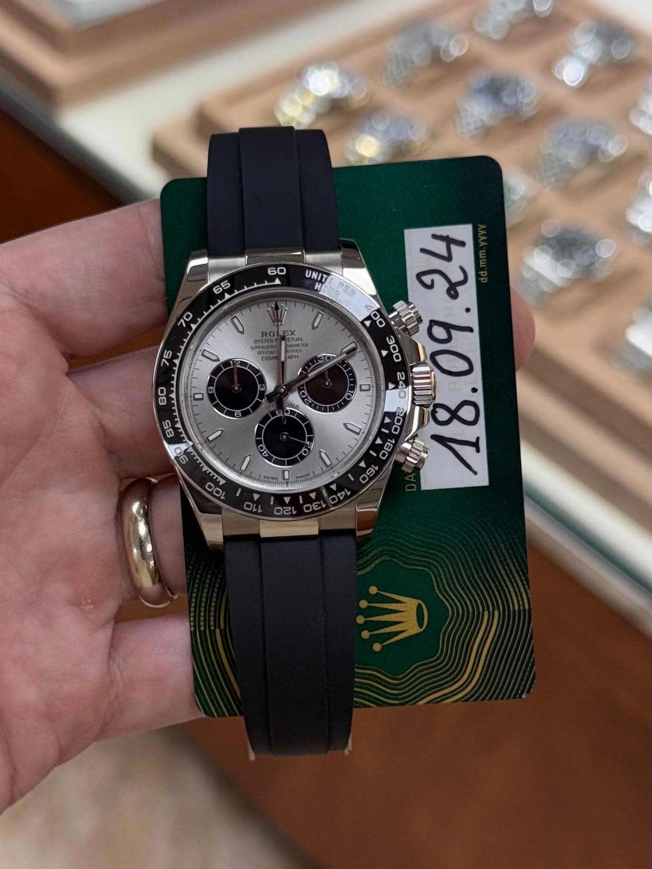 May be an image of wrist watch and text that says '60 65 UNIT 70 EX ነጭ D 608V D'