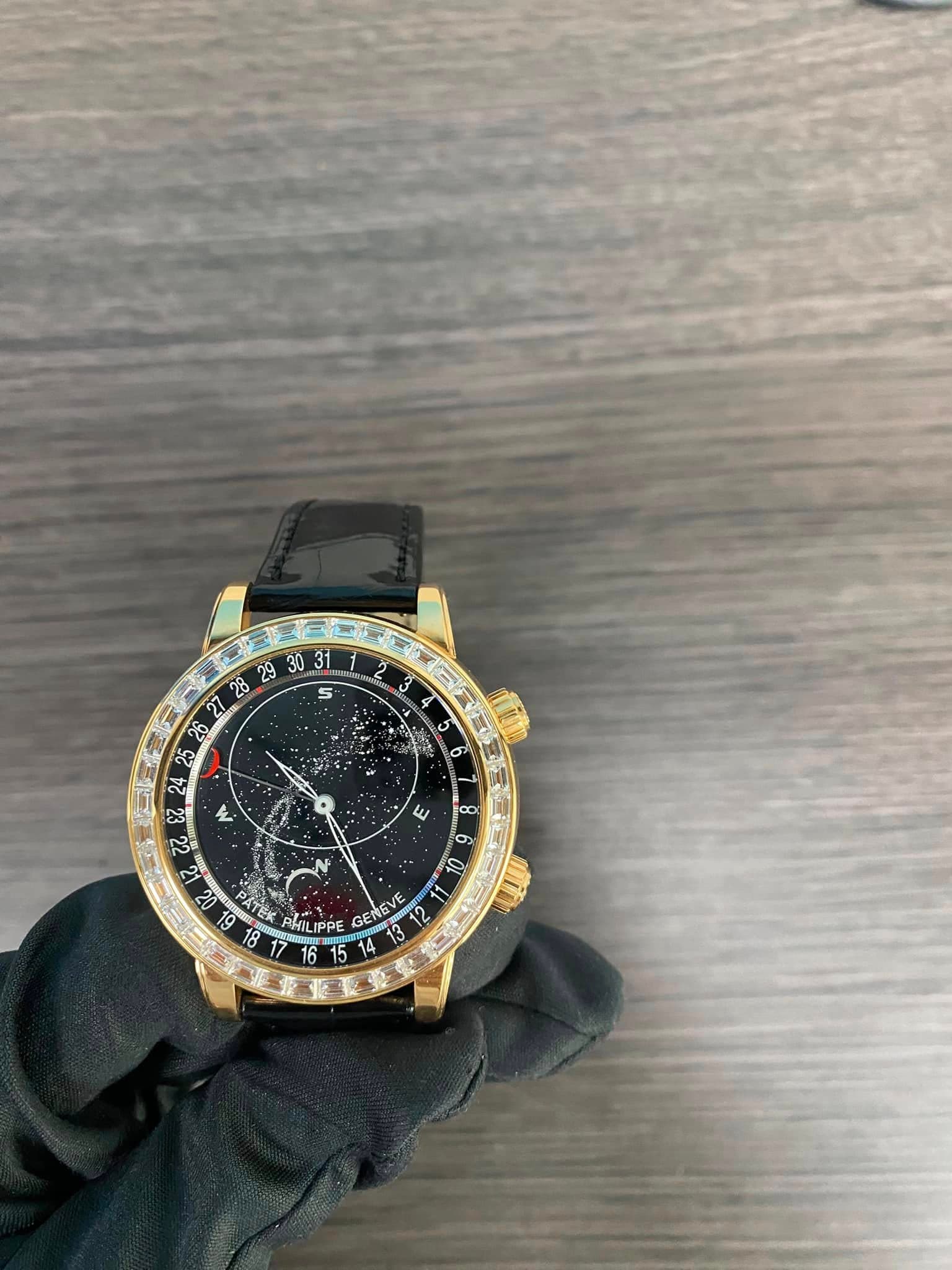 May be an image of digital watch and text that says ' S 2 3 5 24 S ٣ w 8 6 00 ATER AHILIPPE PHIL IPPE GENEVE 13 12'