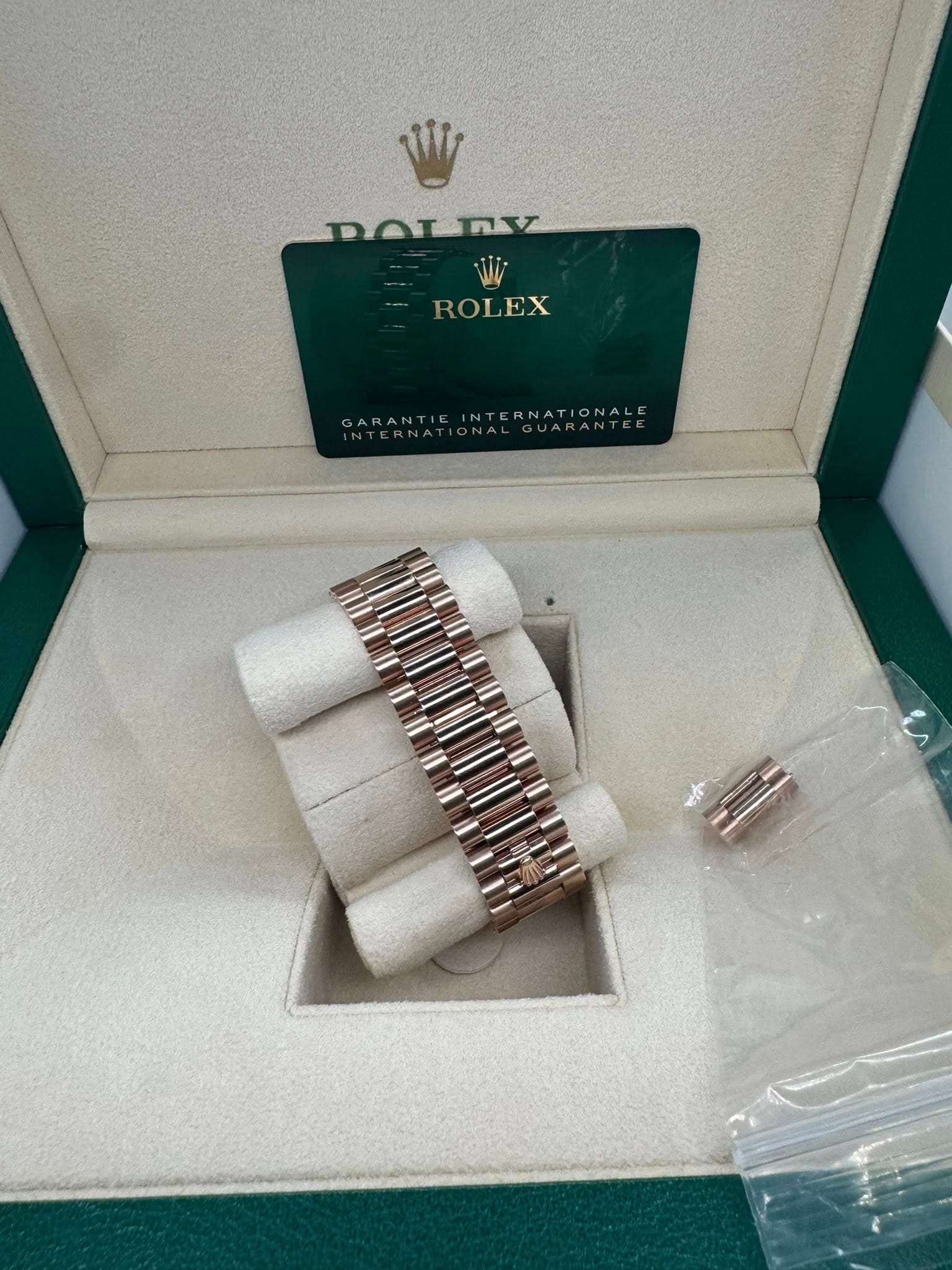 May be an image of wrist watch, jewelry and text that says 'DO DALDV mV vi ROLEX NATIONAL'