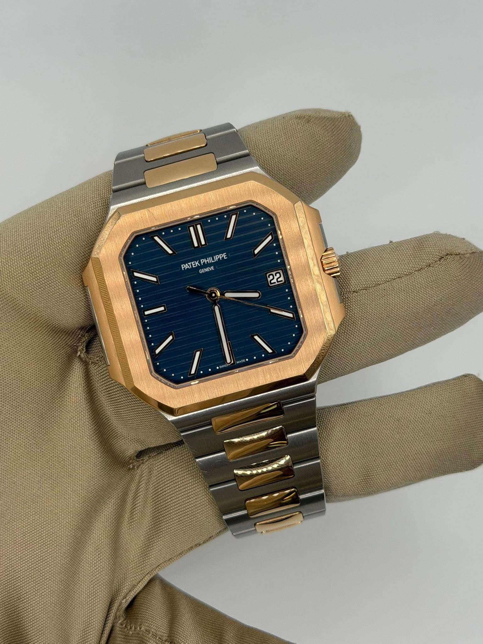May be an image of wrist watch and text that says 'Il / PATEK GENIVE PATEKPHILIPPE HI PHIL JPPE 22 ١ /'