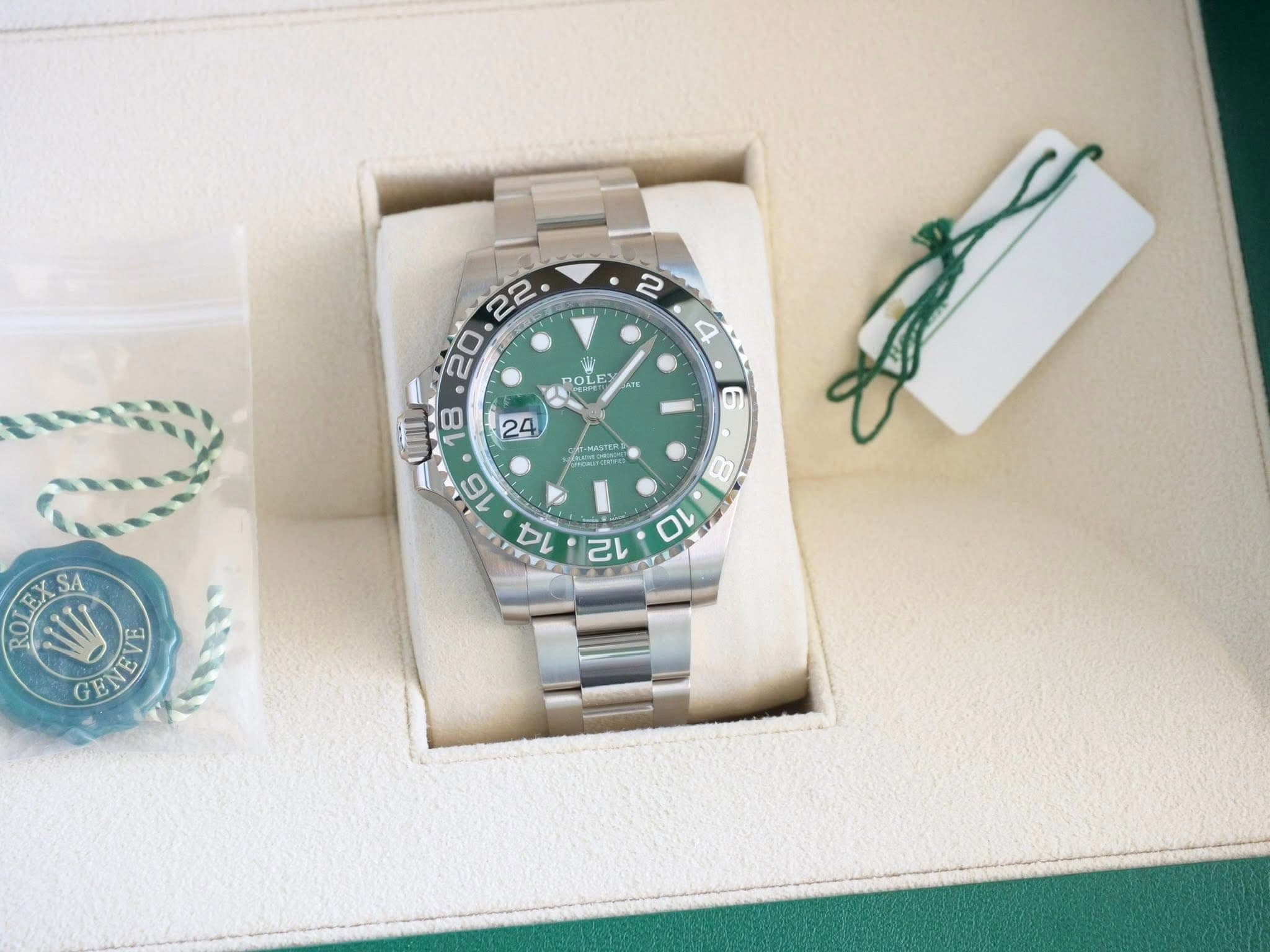 May be an image of wrist watch and text that says '2 4 aTE 20.22 POLE MASTER TneDeNE SA 8 10 12 CENED NEVE'