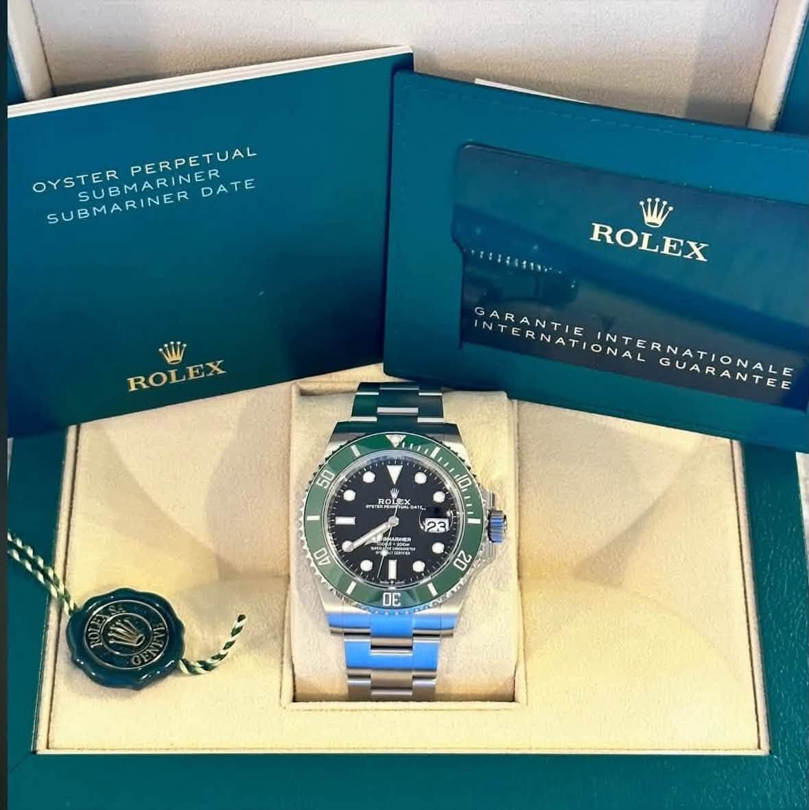 May be an image of wrist watch and text that says 'PERPETUAL OYSTER SUBMARINDATE MARINER DATE SUBMARINER TETEA1EY ROLEX ROLEX IN GARANTIE NTERNATI ERNATIONA INTERNATIONALE IN…