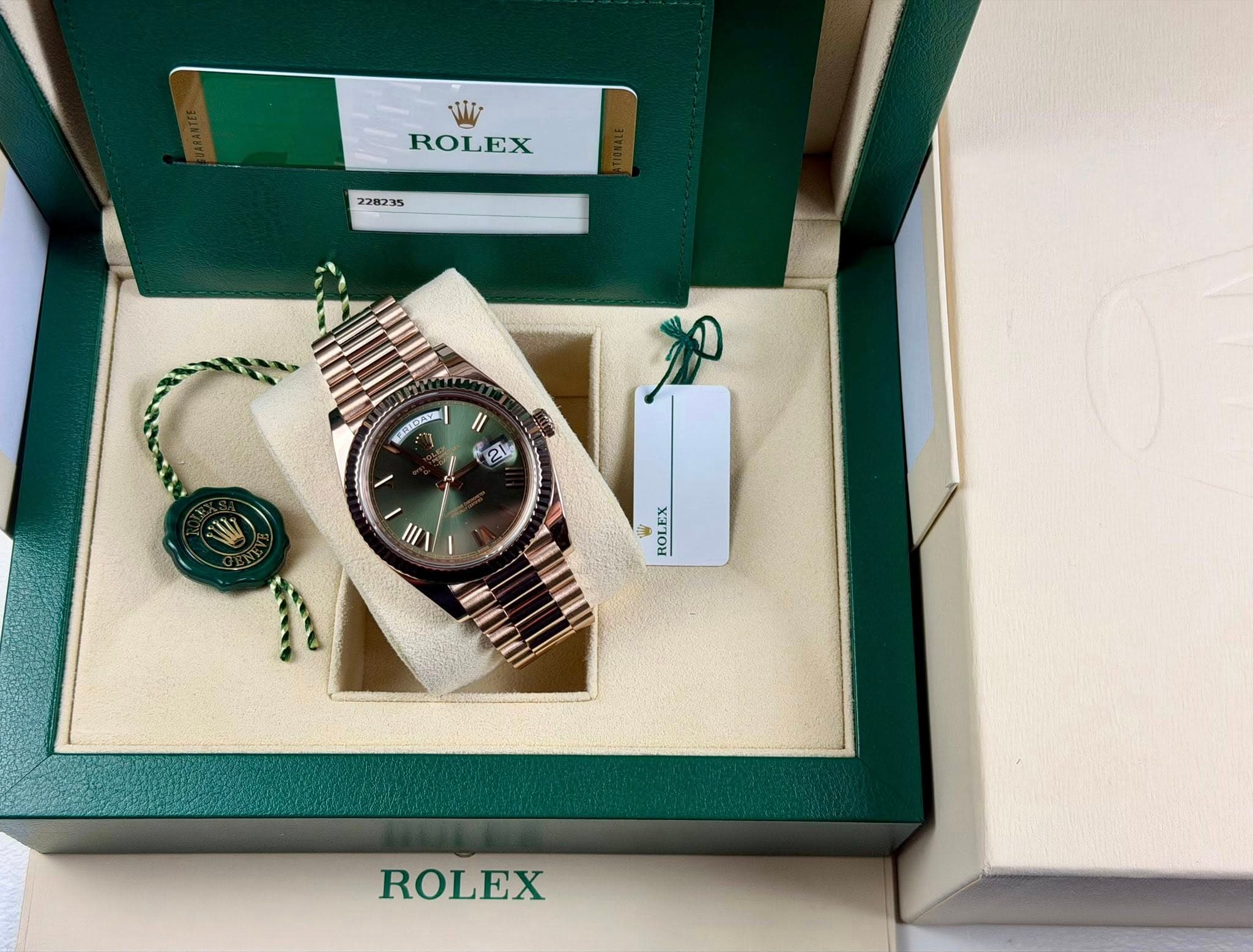 May be an image of wrist watch and text that says 'W ROLEX R 10H ROLEX ROLEX'