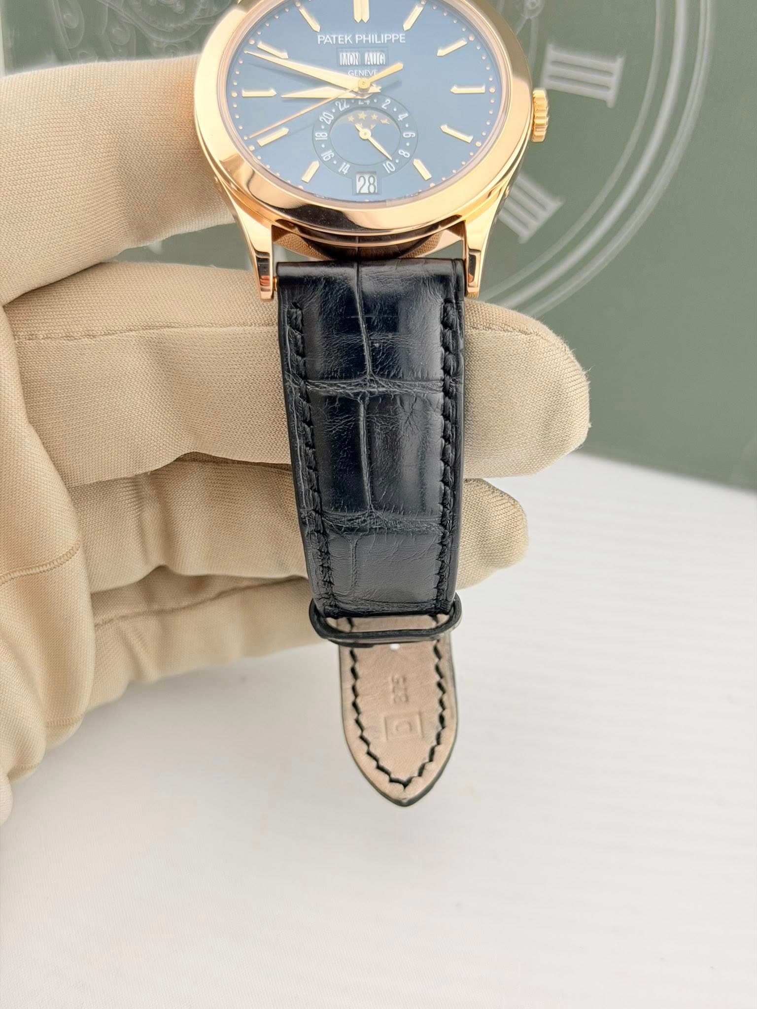 May be an image of wrist watch and text that says 'PATEKPHILIPPE PATEK HILIPPE JANI 韩目格 TE 20 I 2 s. I 0 2 28'