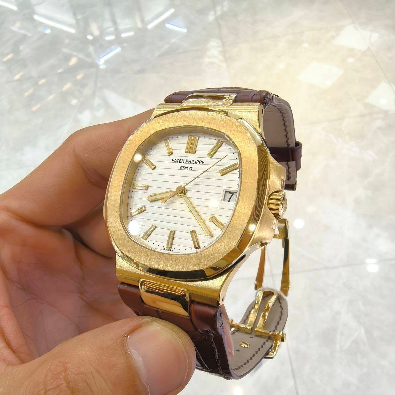 May be an image of wrist watch and text that says 'PATEKPHILIPUE HILIPPE PATEK GINEVE SWEVE 國 ١ ช.'