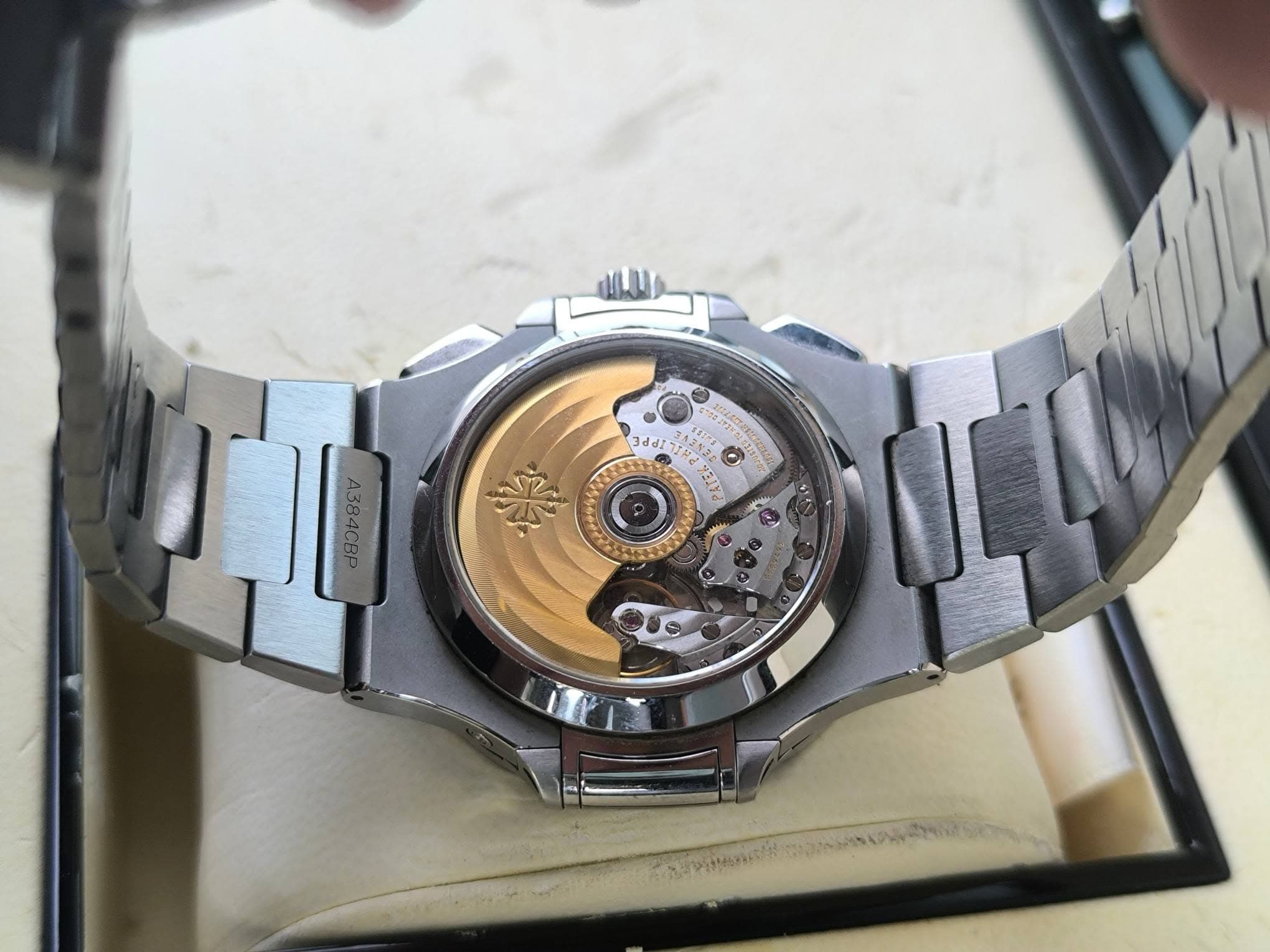 May be an image of wrist watch and text that says '3 FPP dd. di di TNơ TM 2122 దాయం్ S'