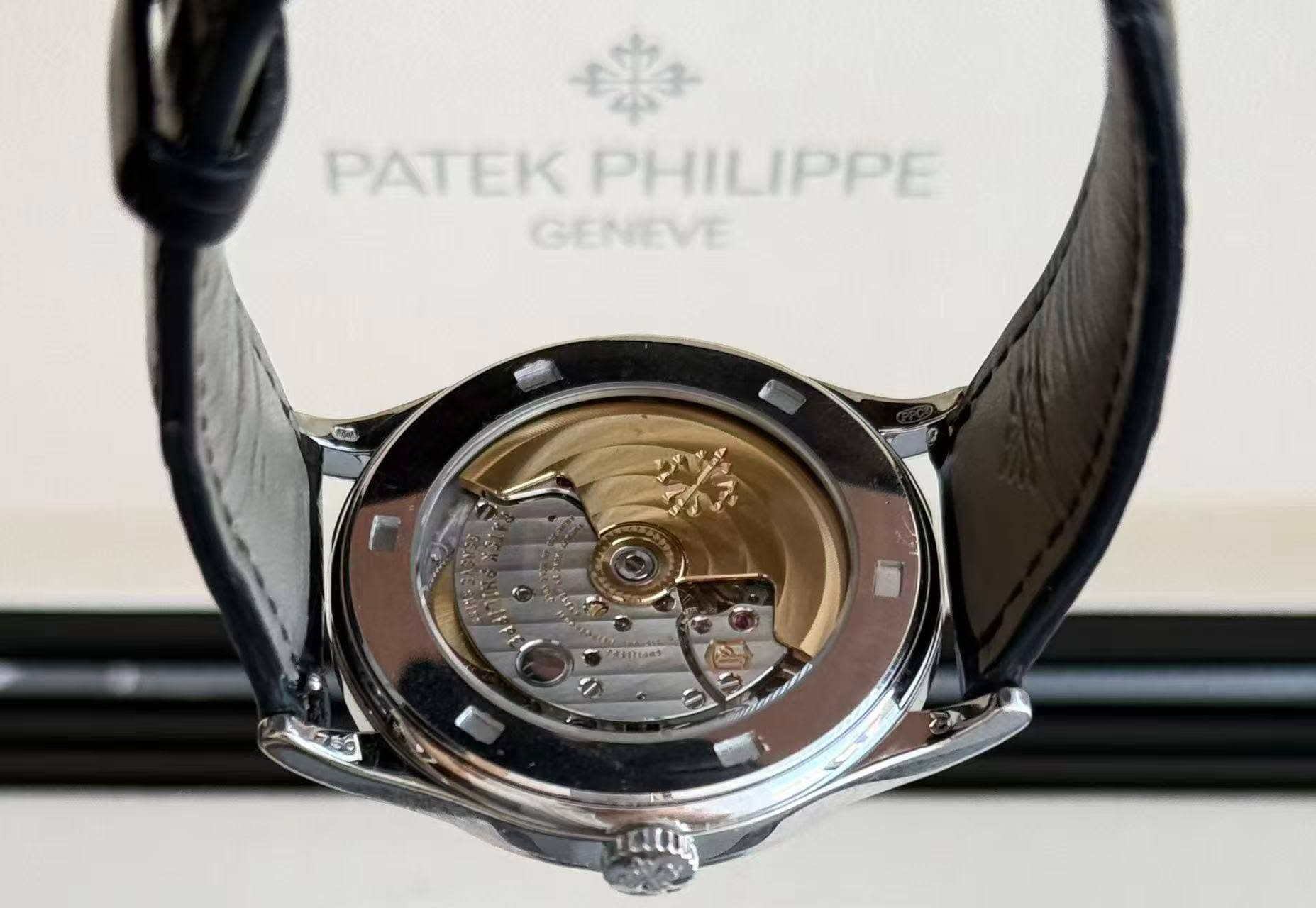 May be an image of wrist watch and text that says 'PATEK PATEKPHILIP PHILIPPE GENEVE ManuRS 5物'