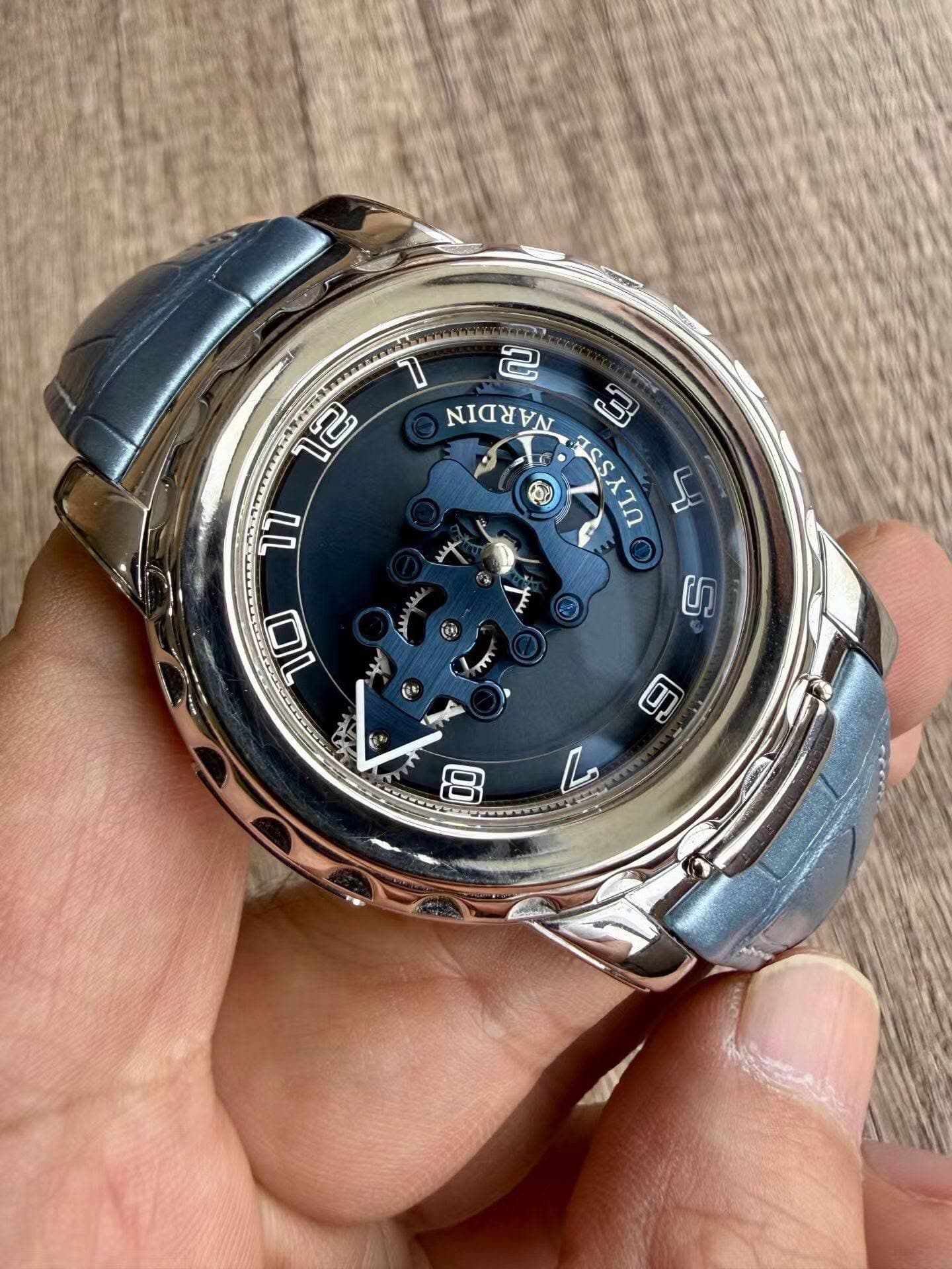May be an image of wrist watch and text that says '1e 2 ר 2 AAAAN ISSAIA SSLIU 3 ශු ור ס1 9 8 人'