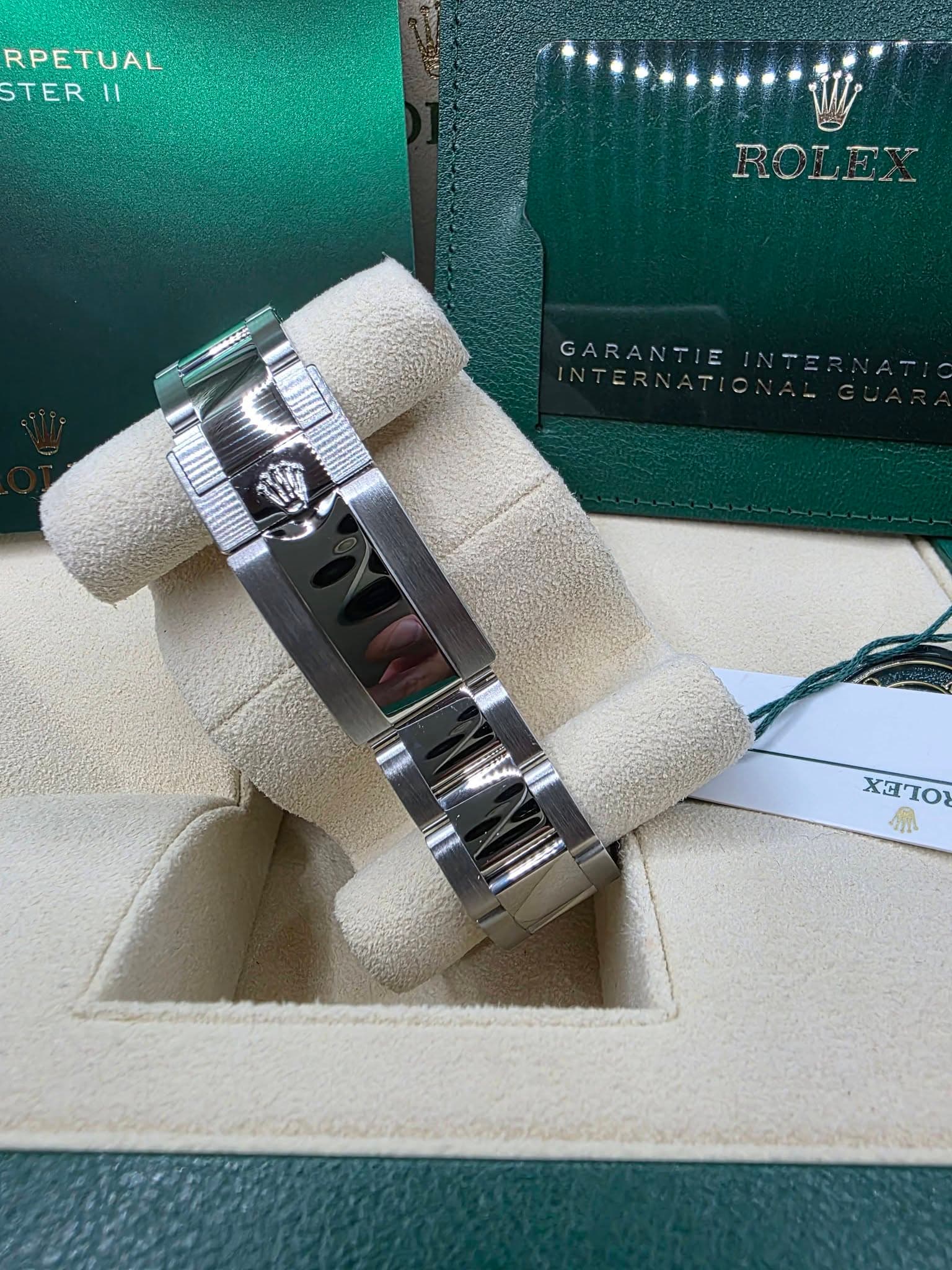 May be an image of jewelry, digital watch, napkin ring and text that says 'RPETUAL TER 11 ROLEX 一子 ST7 - GARANTIE INTERNATI ENATIO XOTO 101 XC 小'