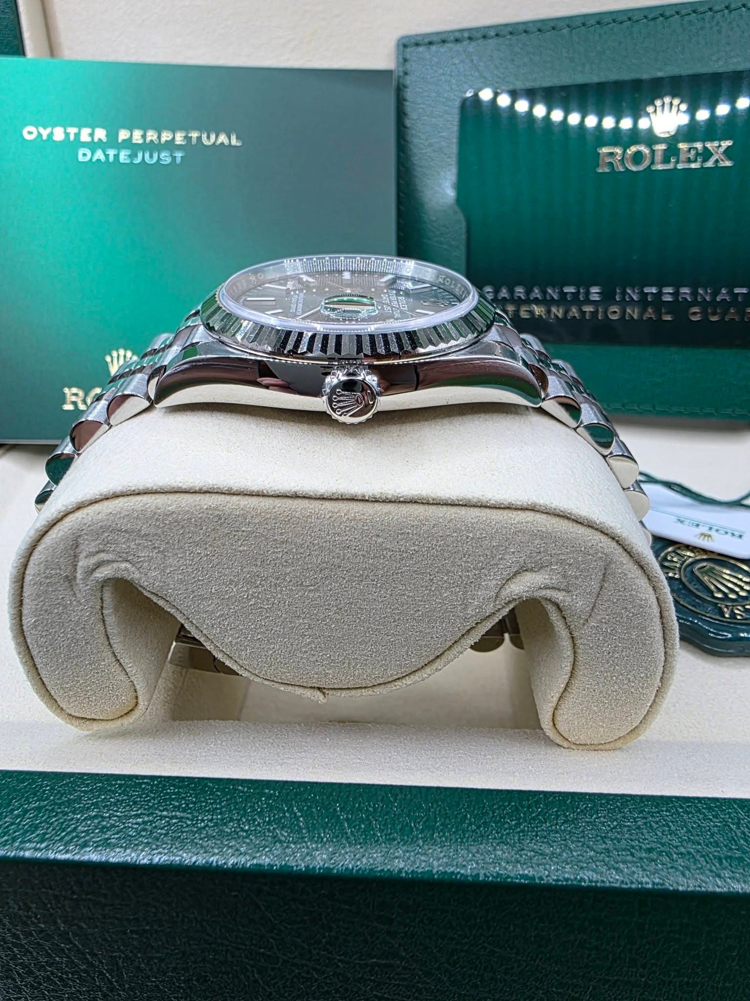 May be an image of wrist watch and text that says 'OYSTER YSTERPERPETUAL PERPETUAL DATEJUST O παχοη'
