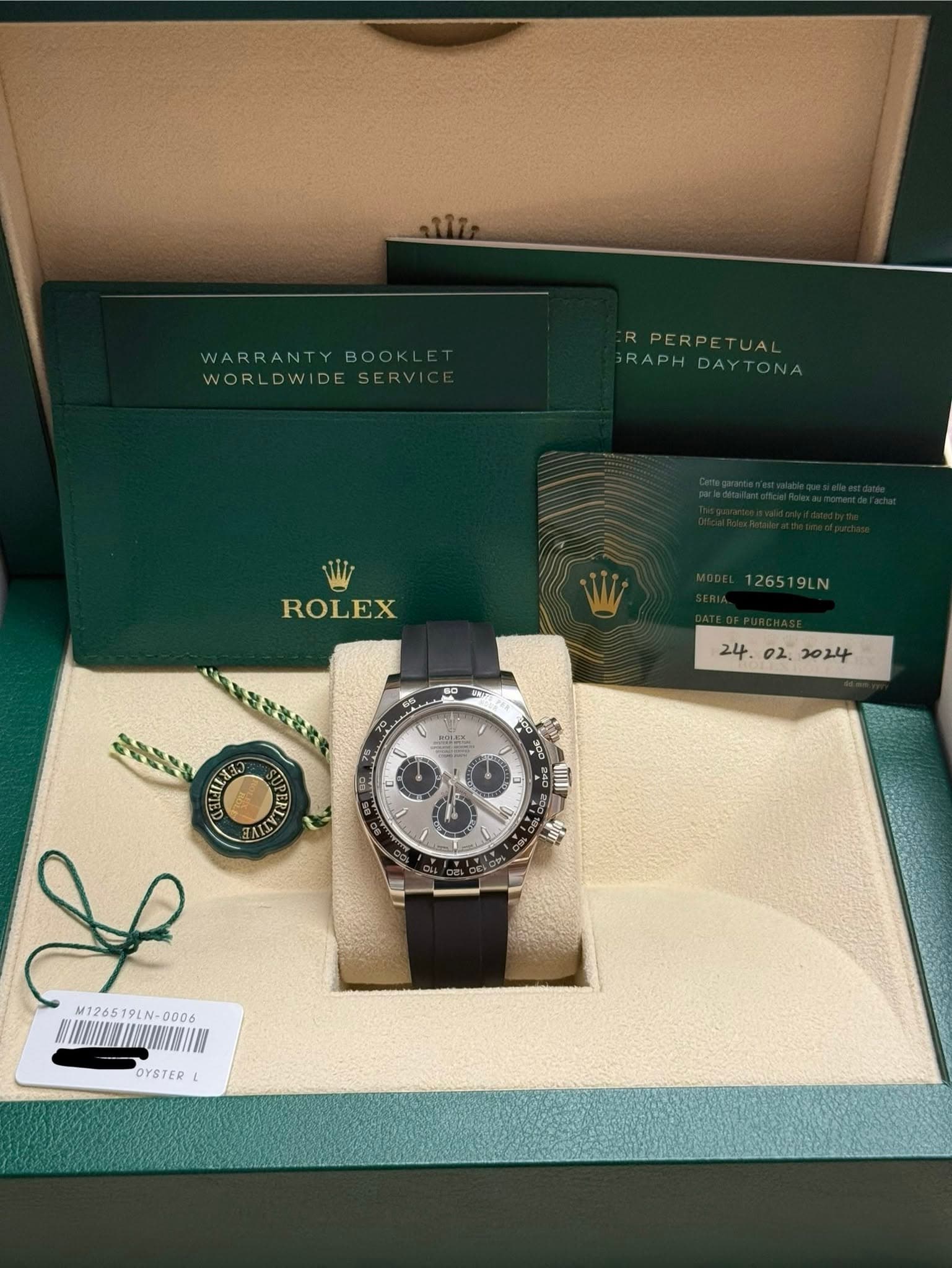 May be an image of wrist watch and text that says 'WARRANTY WARRANTYBOOKL BOOK WORL WORLDWIDE WORLDWIDESERVI DW DE SE RVI R RPERPETUAL GRAPH RAPHDAYTONA DA RAPH_DAYTON TONA…