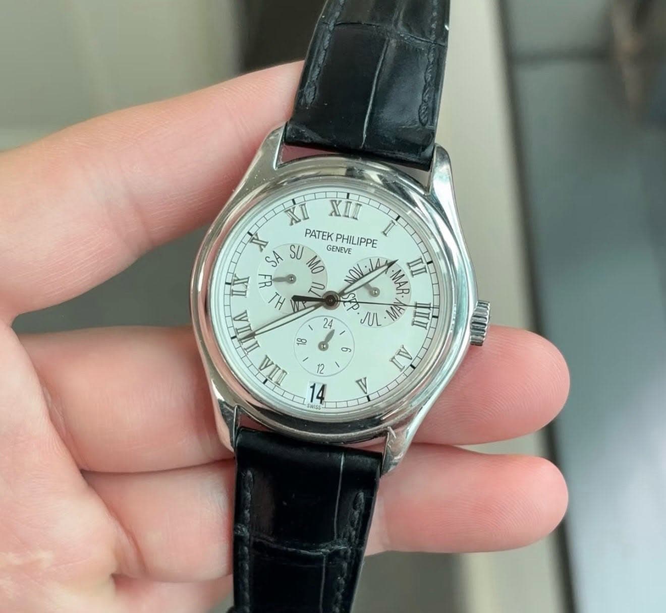 May be an image of wrist watch and text that says 'XI Xit PATEK GENEVE PHILIPPE SA 남 ٢ A UЛA Α MAR في III AL MR IIu 71 24 D H 6 တ IECIEN 12 14 V'
