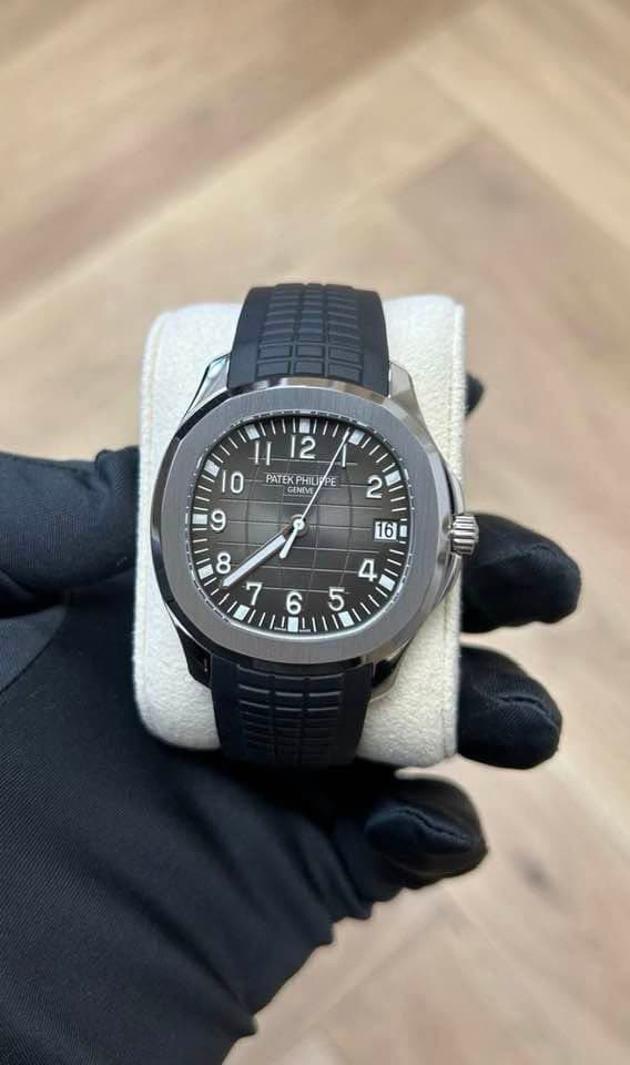 May be an image of wrist watch and text that says 'II 12 A 10 PATEK PATEKPHILIOPE PATEXPHILIOPE PPE PE 2 PHILI GENEVE '